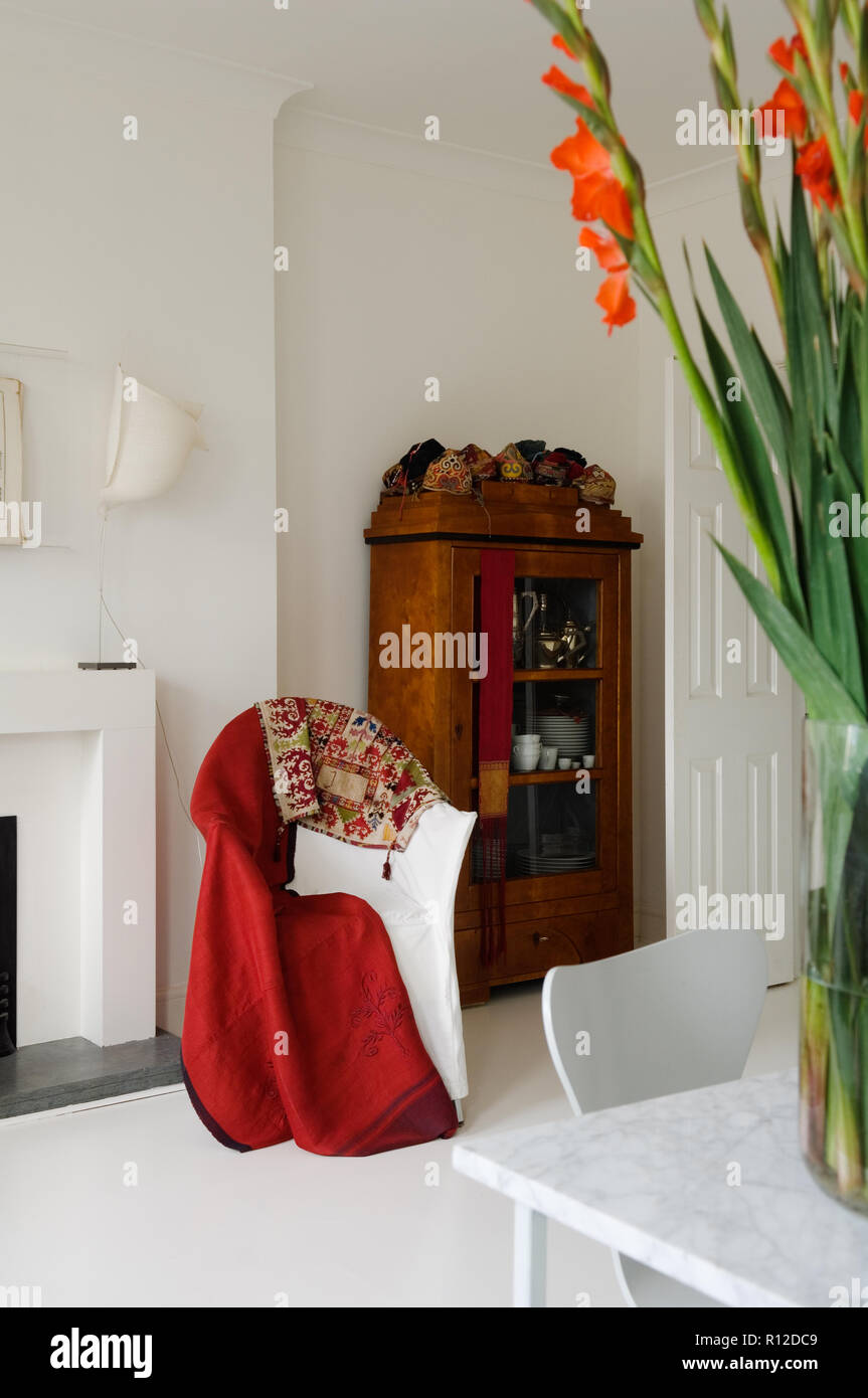 Rote Decke auf weißen Stuhl Stockfoto