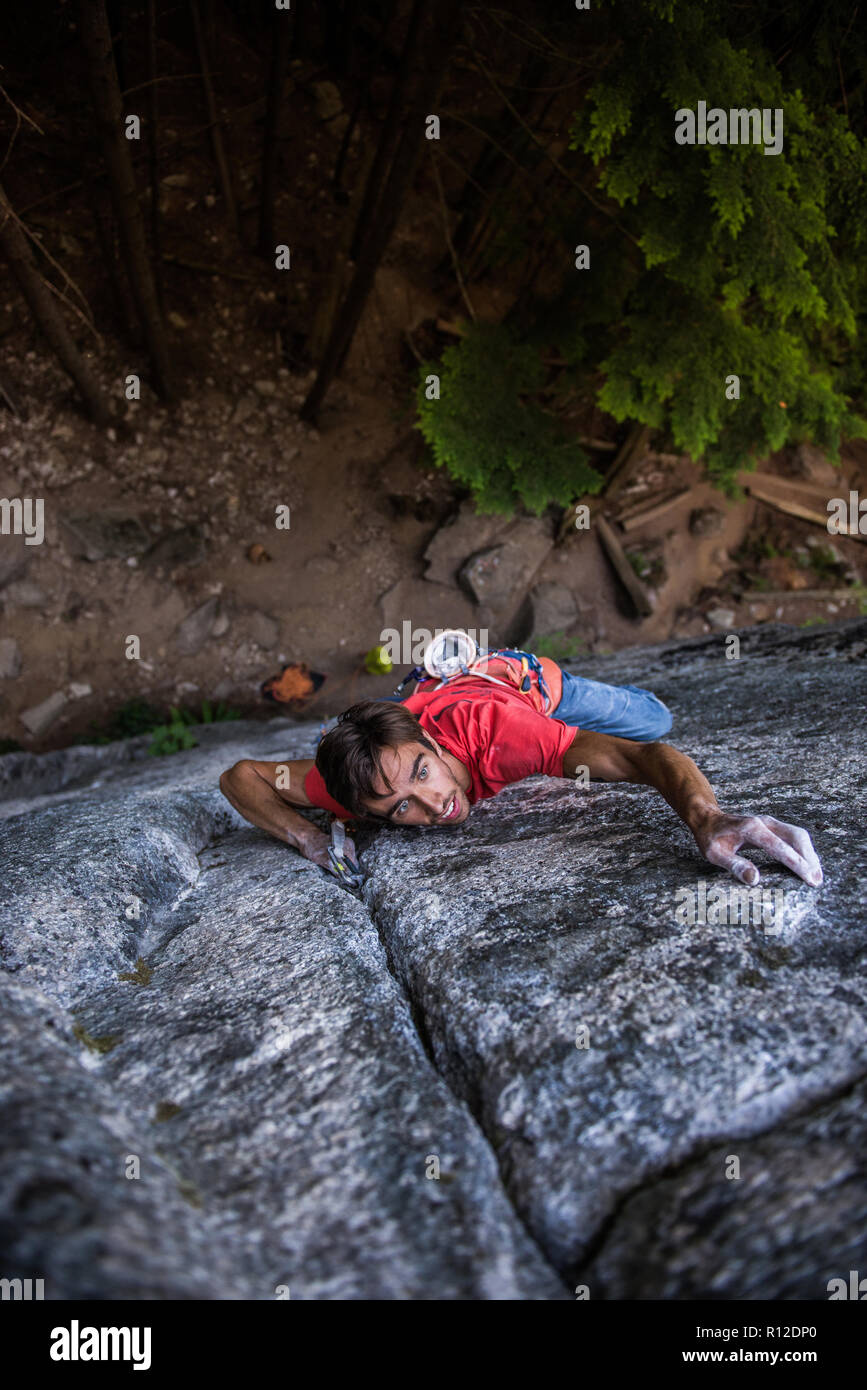 Kletterer Skalierung Felswand, Squamish, Kanada Stockfoto