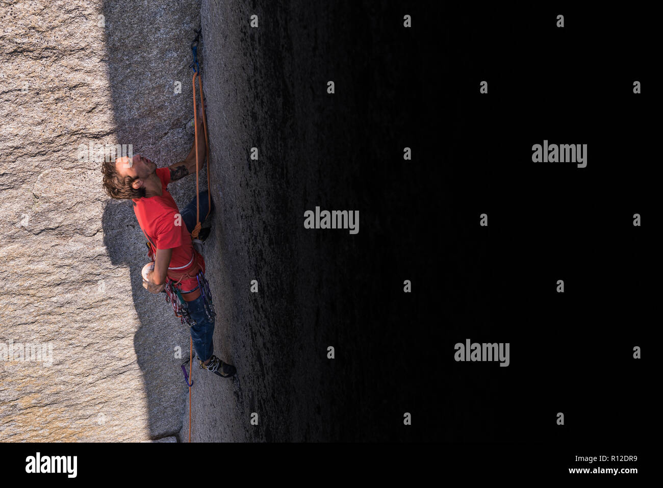 Kletterer im Schatten der Felsen Stockfoto