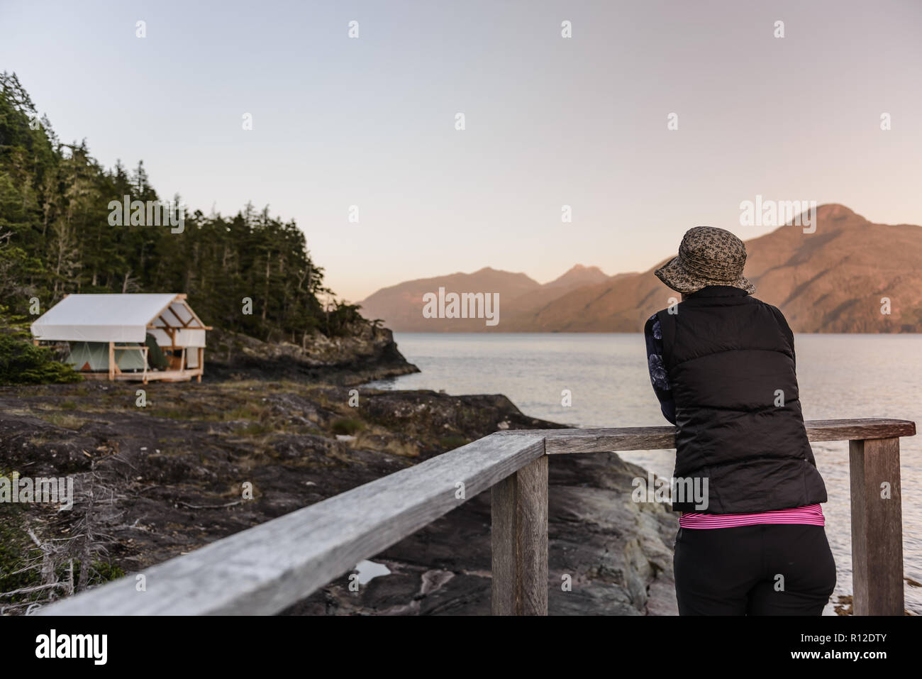 Frau entspannende von Lakeside, Johnstone Strait, Telegraph Cove, Kanada Stockfoto