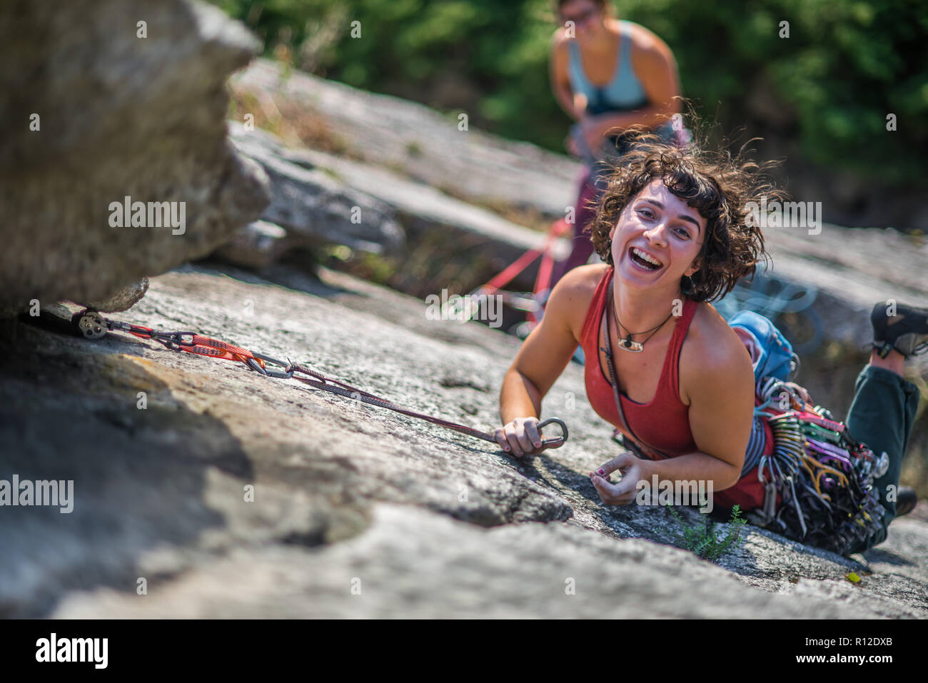 Freundinnen Klettern, Malamute, Squamish, Kanada Stockfoto