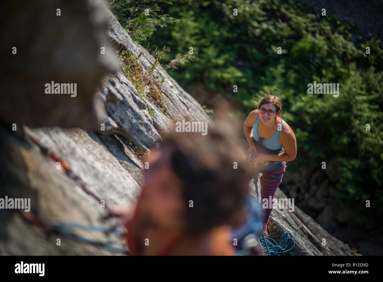 Freundinnen Klettern, Malamute, Squamish, Kanada Stockfoto