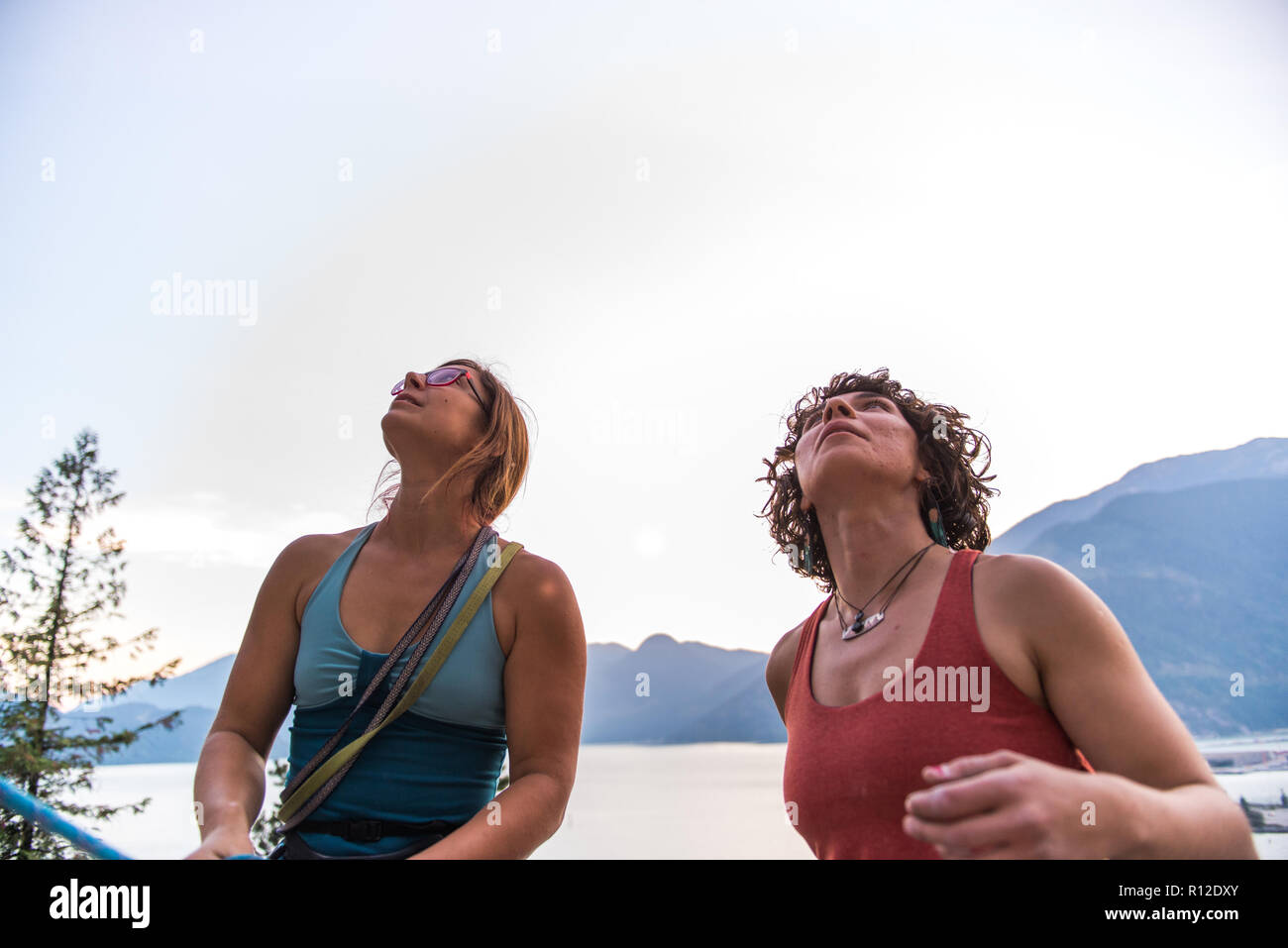 Freundinnen Vorbereitung zum Klettern, Malamute, Squamish, Kanada Stockfoto