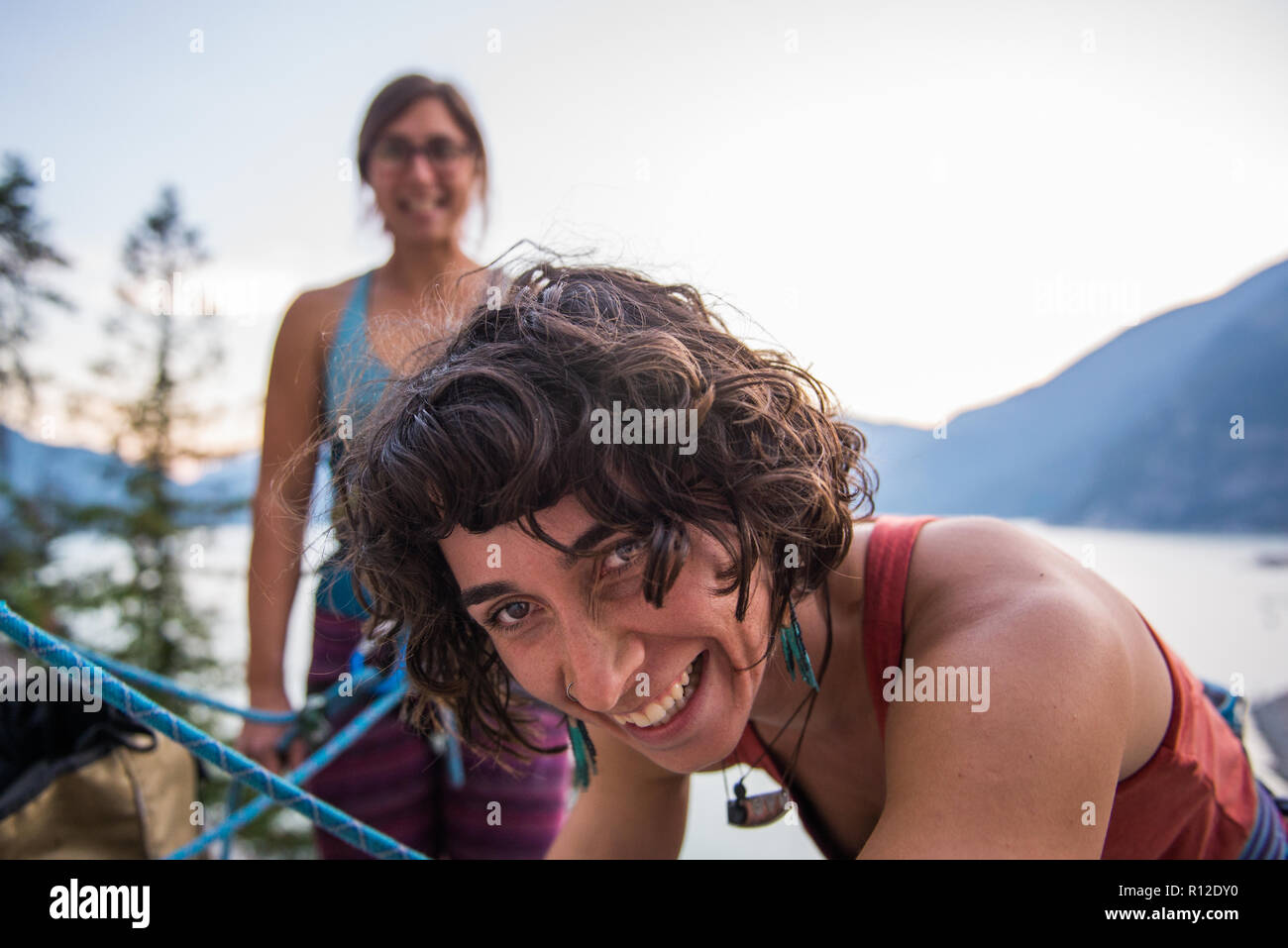 Freundinnen Klettern, Malamute, Squamish, Kanada Stockfoto