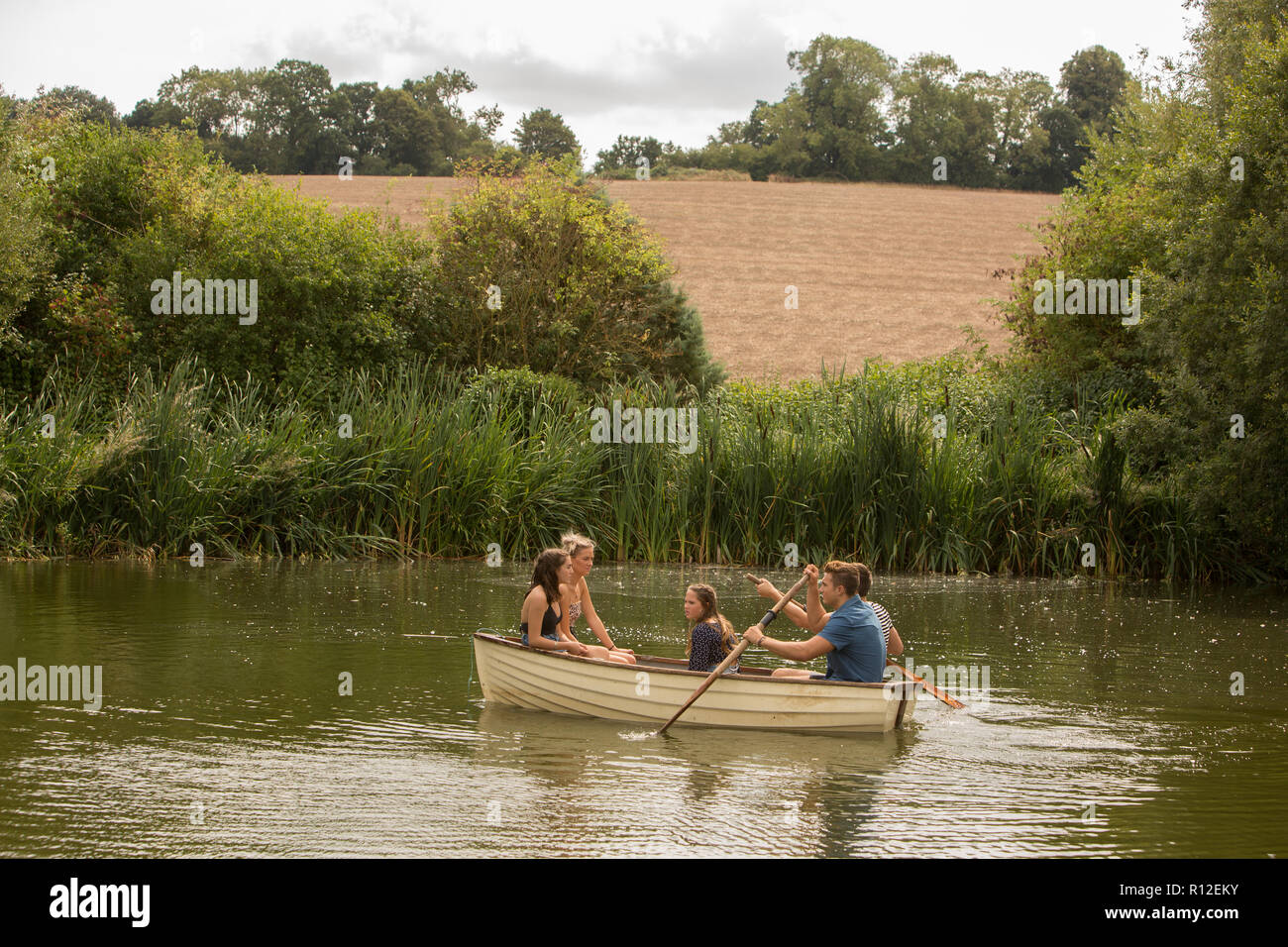 Freunde auf dem Boot in See Stockfoto