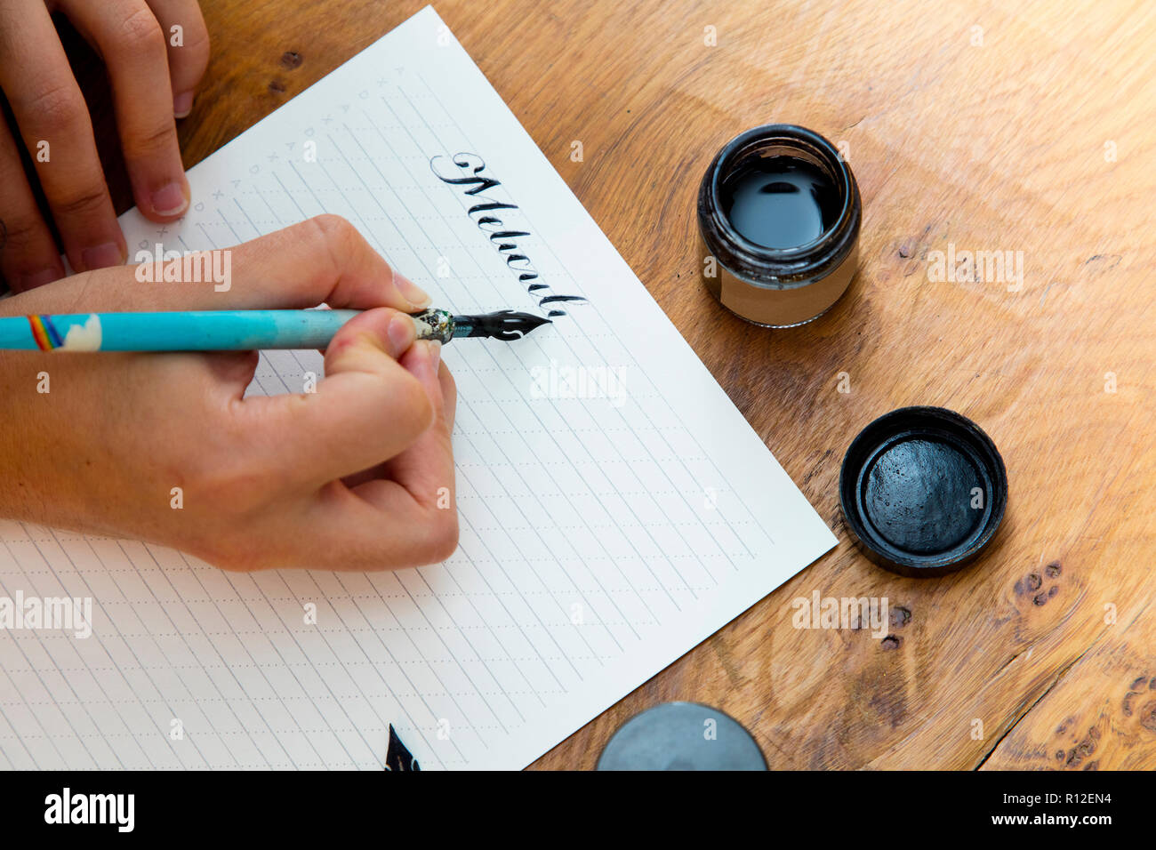 Frau schreiben mit Kalligraphie Stift Stockfoto