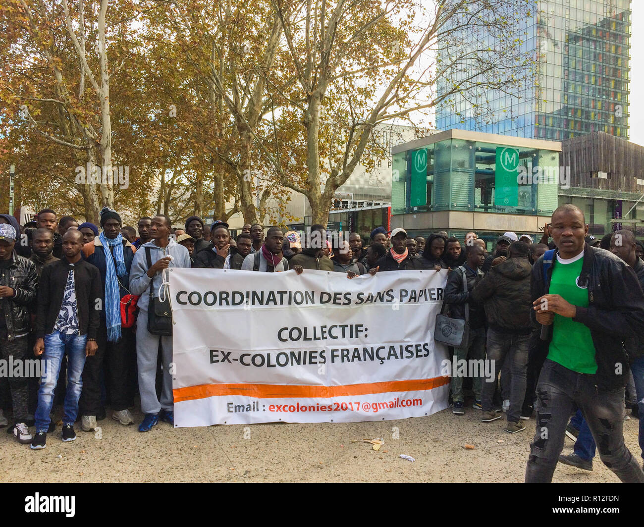 Montreuil, Frankreich, Crowd African Immigrants Rights, Migranten Demonstration, Sans Papiers, Aktivisten Protest gegen Polizeiaktion Delodging in Squat, schwarze Gemeinde Paris, prekäre Menschen Immigranten Arbeiter Frankreich Immigranten Papiere, Protest unterstützen Einwanderungsproteste, Demonstration für das Recht auf Arbeit Stockfoto