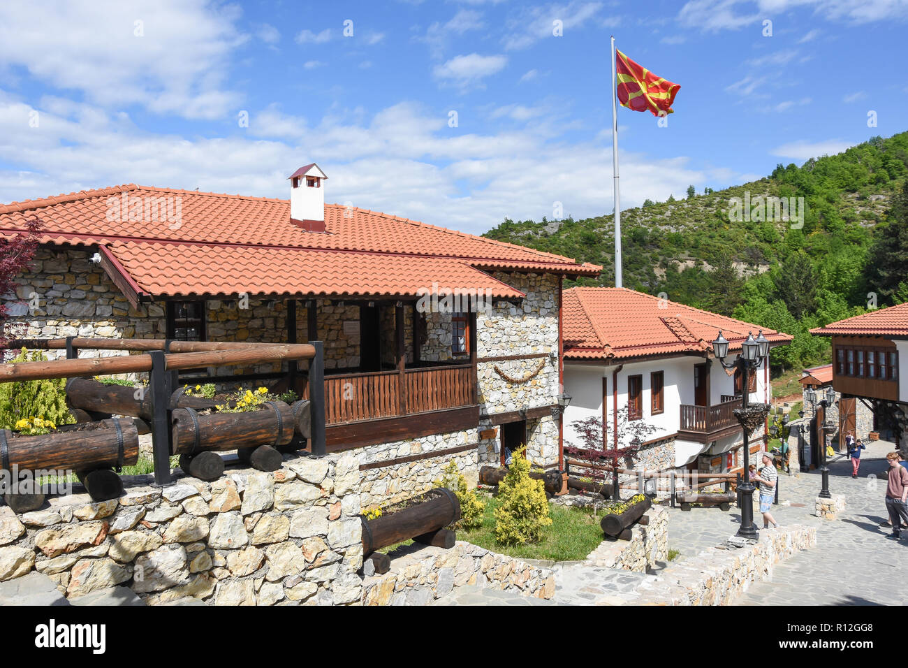 Traditionelle Häuser, Mazedonisch Village Resort, Gorno Nerezi, Skopje, Skopje Region, Republik Nördlich Mazedonien Stockfoto