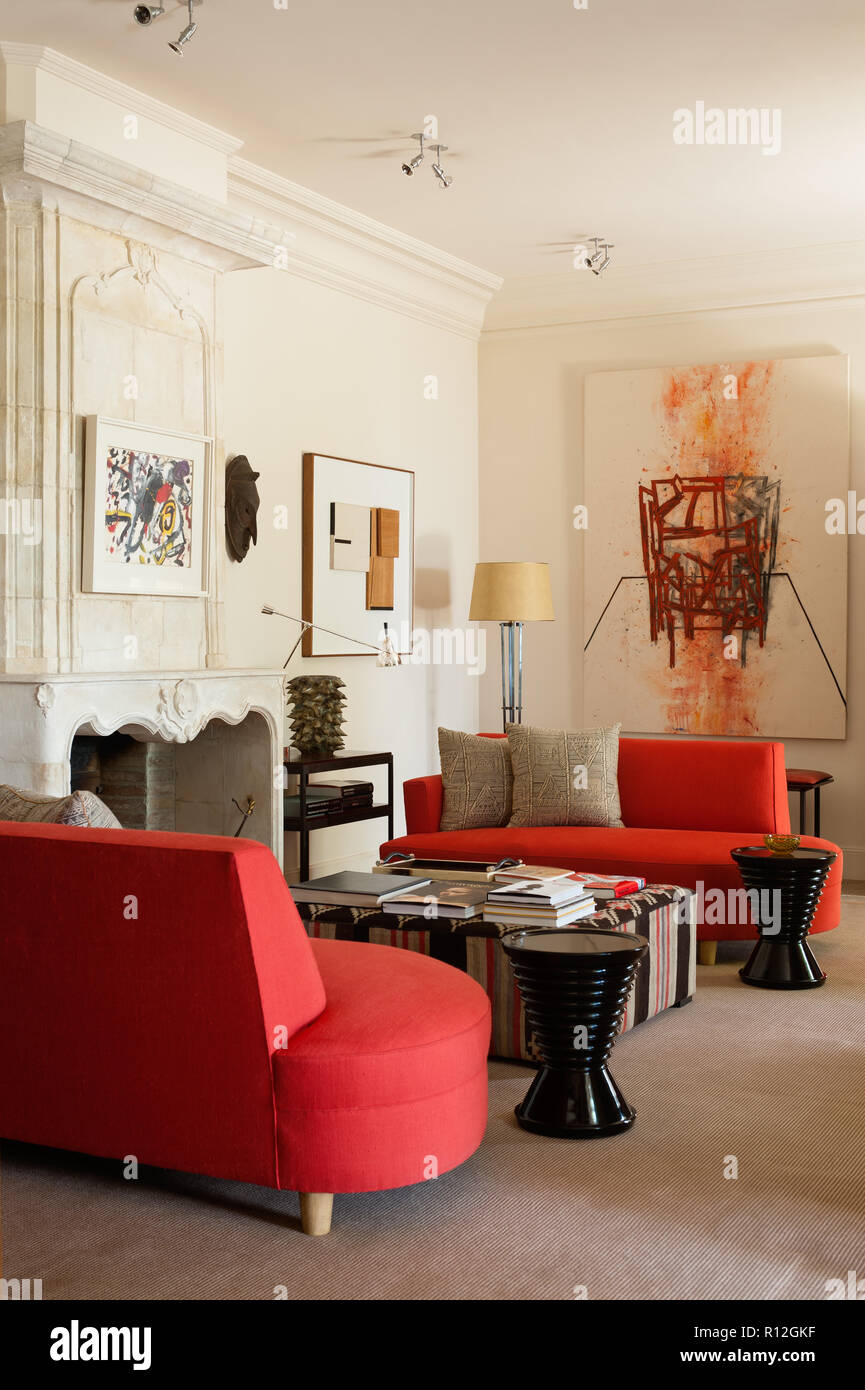 Wohnzimmer mit modernen Gemälden Stockfoto