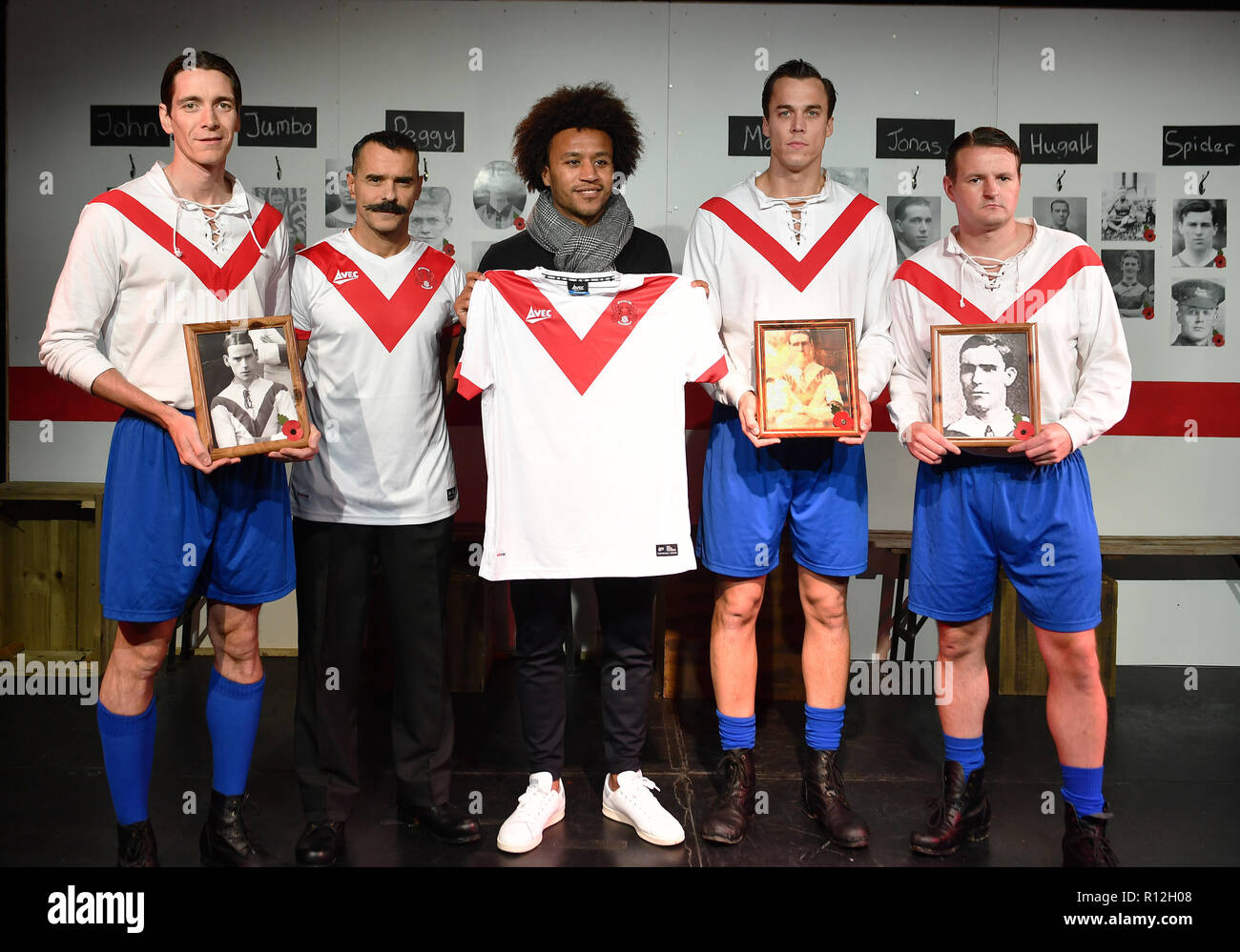 James Phelps, Michael Greco, aktuelle Leyton Orient player Joe Widdowsom, Steven Bush, und Scott Kyle (von links nach rechts) auf der Bühne treffen an der Waterloo East Theater im Süden Londons, wo Joe ging das Spiel die größere Spiel, erzählt die Geschichte des Orients Spieler, die kämpften und starben im Zweiten Weltkrieg 1 zu sehen. Stockfoto