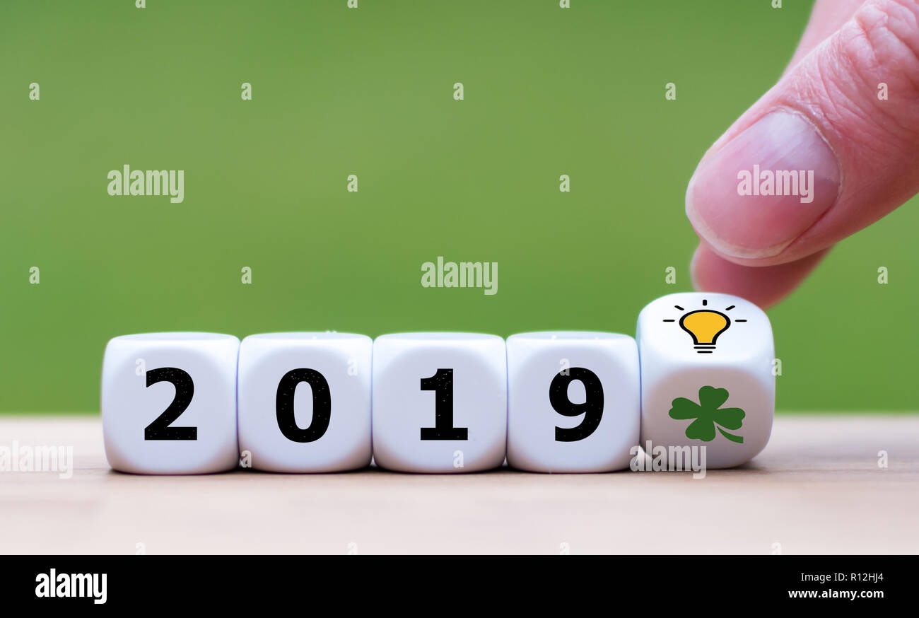 Hand Würfel als Symbol für Glück im neuen Jahr 2019 Stockfoto