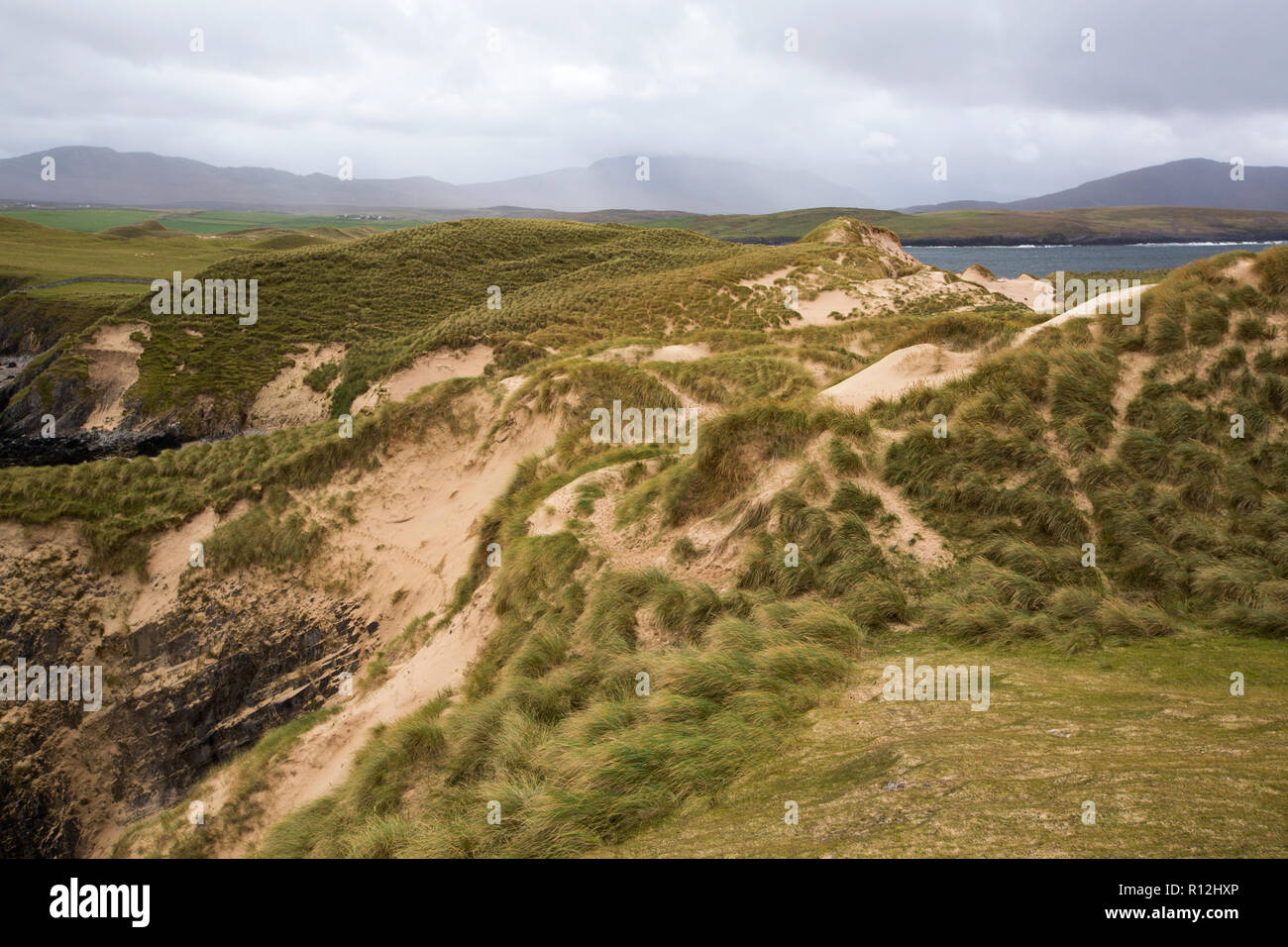 Auf der Suche nach durness von den Sanddünen auf Farraid Kopf, Sutherland, Schottland, UK. Stockfoto