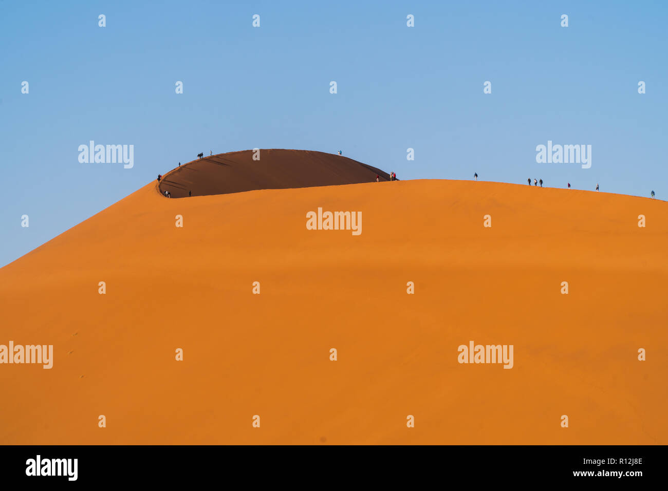 Touristen klettern auf Sanddünen, Sossusvlei, Namib-Wüste, Namib-Naukluft Park, Namibia Stockfoto
