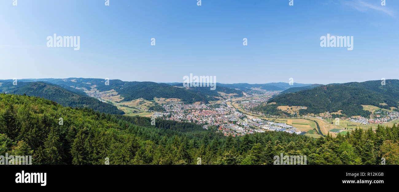 Deutschland, XXL Panorama von Hausach im Kinzigtal durch endlose Schwarzwald Natur umgeben Stockfoto