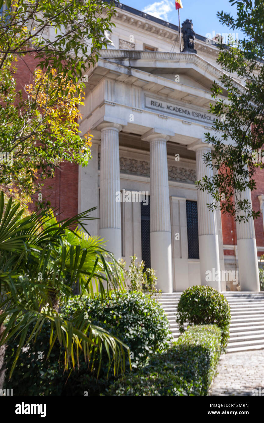 Real Academia Española Gebäude um Bäume, Madrid, Spanien Stockfoto