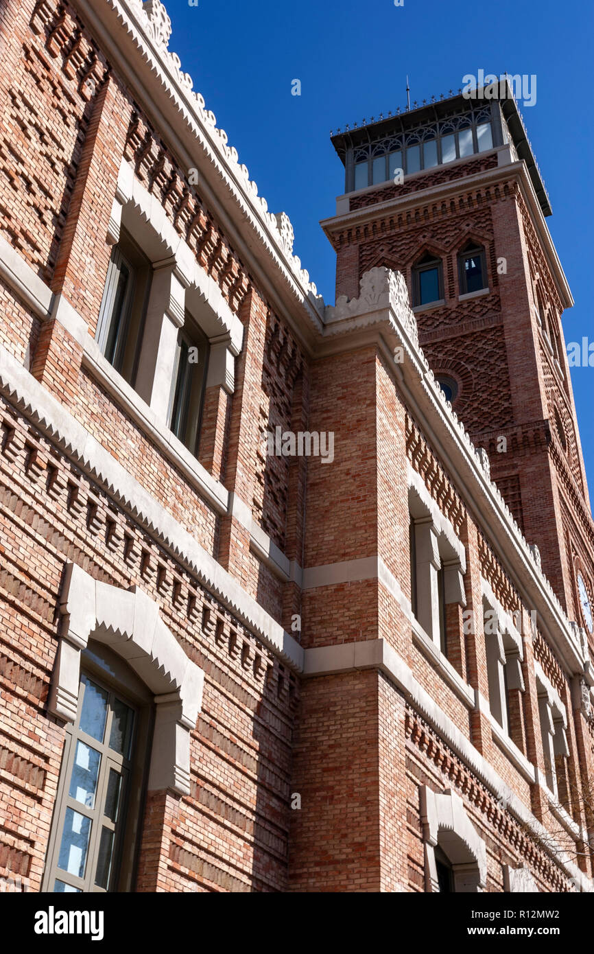 Aguirre Schule, Escuelas Aguirre), heute auch als Casa Árabe (Arabisch House) bekannt, ist eine bemerkenswerte Neo-Mudéjar Stil Gebäude, Madrid, Spanien Stockfoto