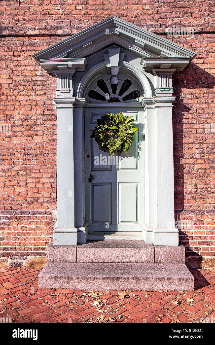 Außentüren in der historischen Altstadt für die Weihnachtsfeiertage geben ein Gefühl von Gestern eingerichtet. Nahaufnahme der Türen nur. Stockfoto