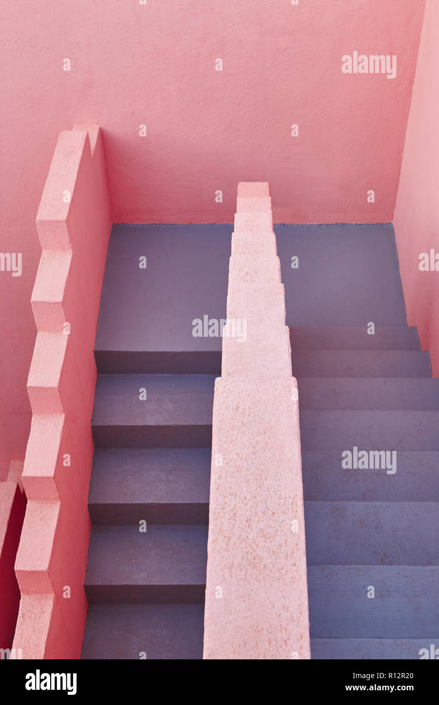Geometrische Gebäude Treppen. Die rote Wand. Calpe, Spanien. Horizontale Stockfoto