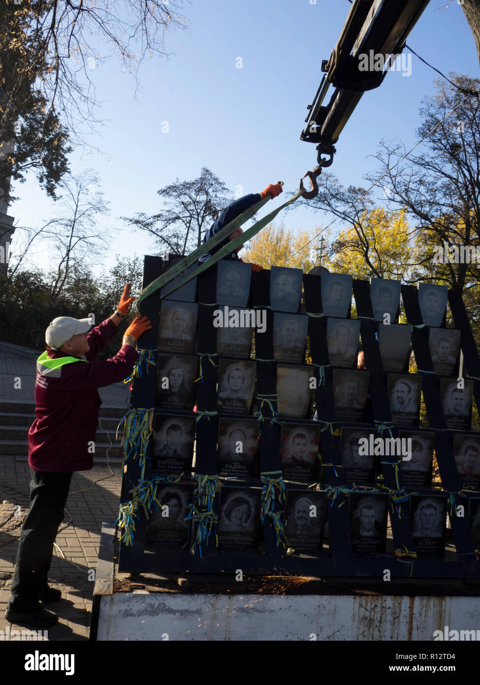 Städtische Arbeiter gesehen, Abbau der "Helden der Himmlischen Hundert' Memorial auf institutskaya Straße Euromaidan Aktivisten, die während der Auseinandersetzungen gegen die Regierung in Kiew getötet wurden. Der Allgemeinen Staatsanwaltschaft in der Ukraine bereitet einen investigativen Experiment in Verbindung mit der Untersuchung der Tötungen von Demonstranten während der Revolution von 2014 Würde zu führen. Stockfoto