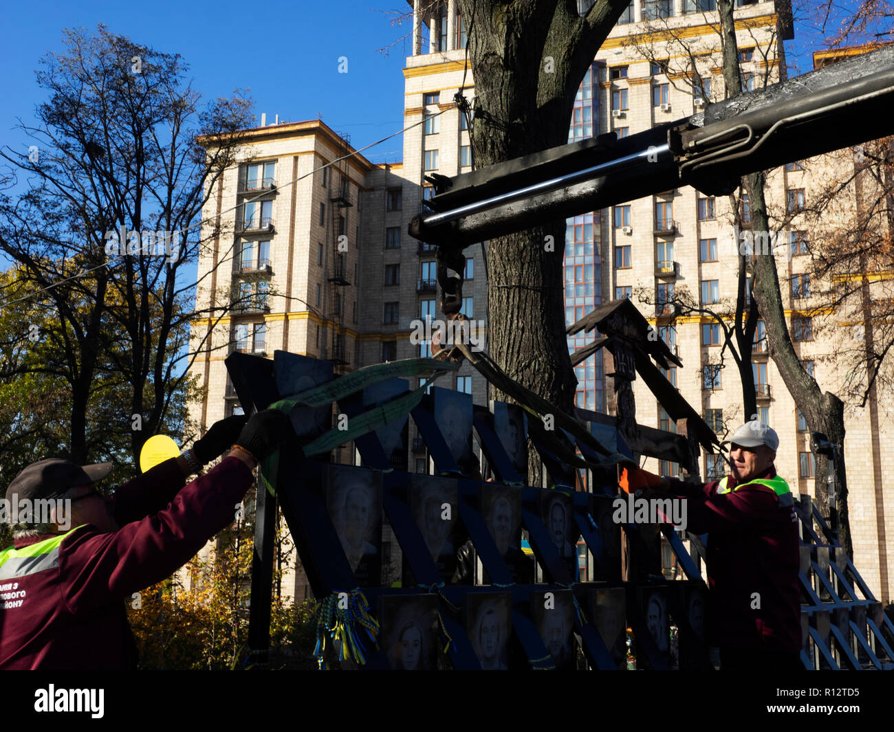 Städtische Arbeiter gesehen, Abbau der "Helden der Himmlischen Hundert' Memorial auf institutskaya Straße Euromaidan Aktivisten, die während der Auseinandersetzungen gegen die Regierung in Kiew getötet wurden. Der Allgemeinen Staatsanwaltschaft in der Ukraine bereitet einen investigativen Experiment in Verbindung mit der Untersuchung der Tötungen von Demonstranten während der Revolution von 2014 Würde zu führen. Stockfoto