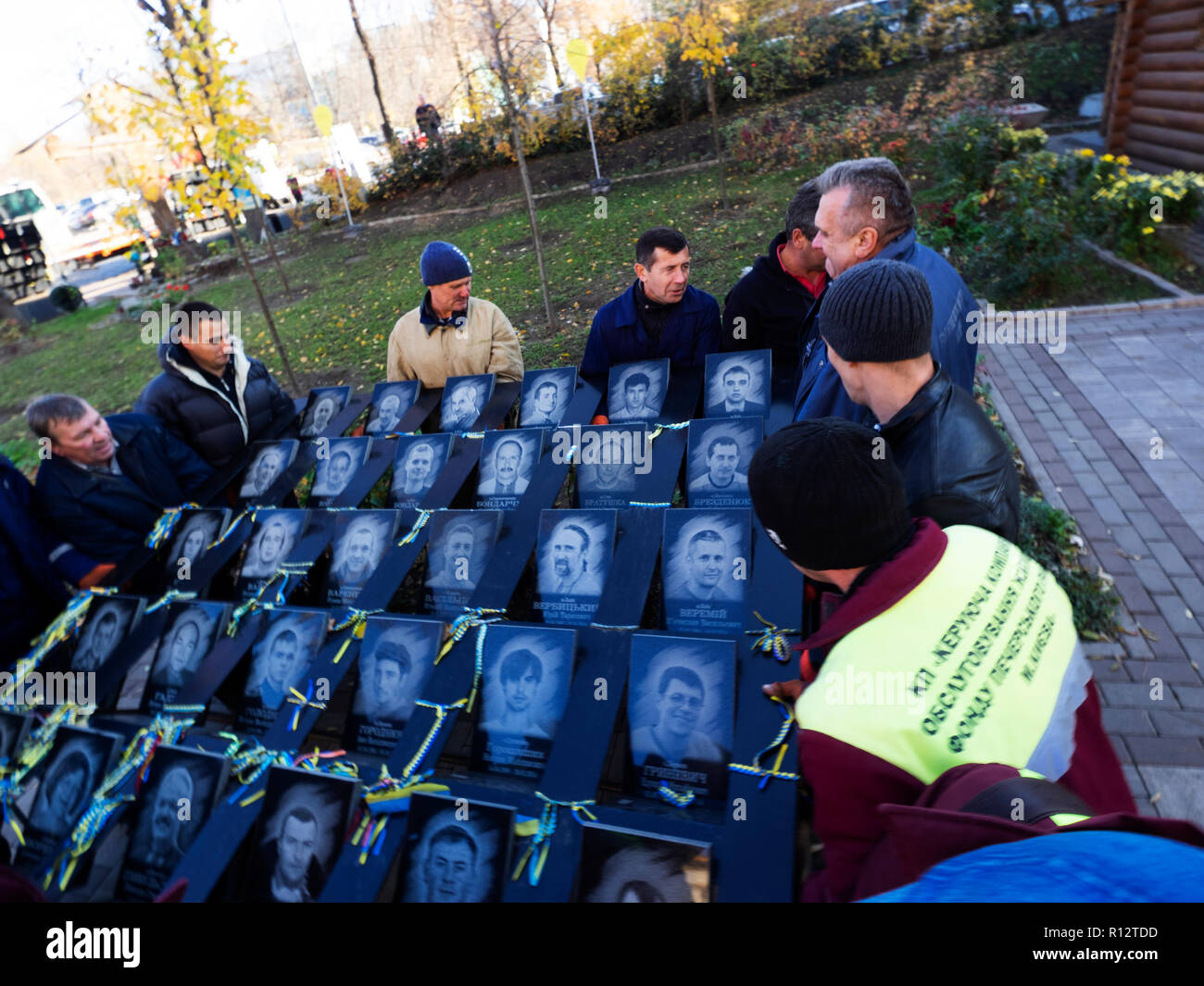 Städtische Arbeiter gesehen, Abbau der "Helden der Himmlischen Hundert' Memorial auf institutskaya Straße Euromaidan Aktivisten, die während der Auseinandersetzungen gegen die Regierung in Kiew getötet wurden. Der Allgemeinen Staatsanwaltschaft in der Ukraine bereitet einen investigativen Experiment in Verbindung mit der Untersuchung der Tötungen von Demonstranten während der Revolution von 2014 Würde zu führen. Stockfoto