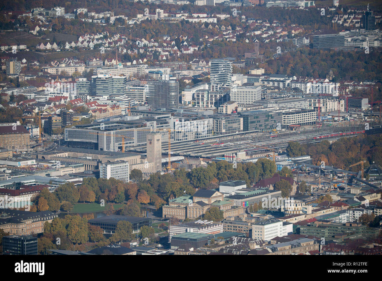 07.November 2018, Baden-Wuerttemberg, Stuttgart: Blick vom Fernsehturm in die Innenstadt mit dem Hauptbahnhof. Foto: Marijan Murat/dpa Stockfoto