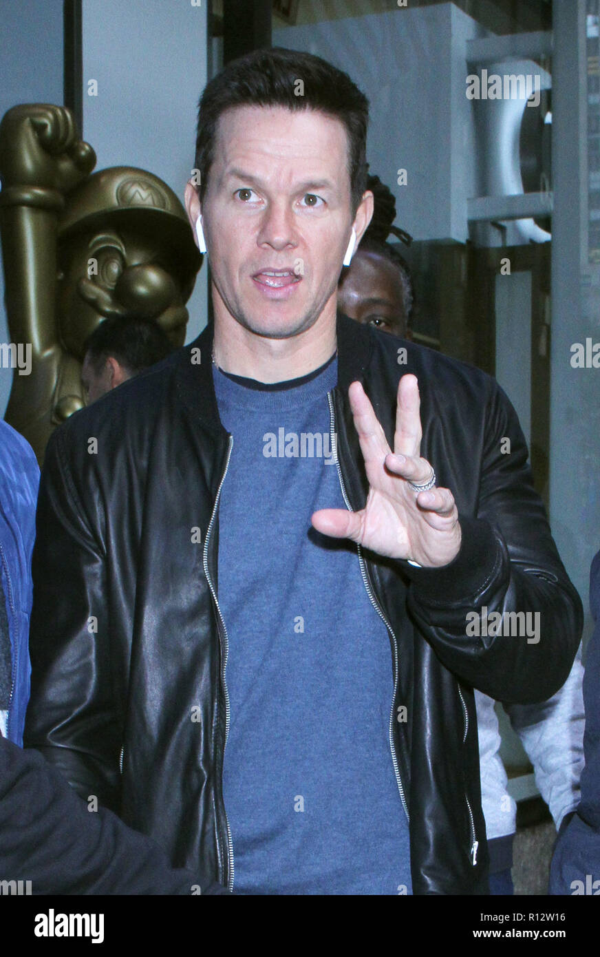 New York, NY, USA. 08 Nov, 2018. Mark Wahlberg gesehen, Apple AirPods auf dem Weg in der Today Show von NBC, Förderung von seinem neuen Film Instant Familie am November 08, 2018 in New York City. Credit: Rw/Medien Punch/Alamy leben Nachrichten Stockfoto