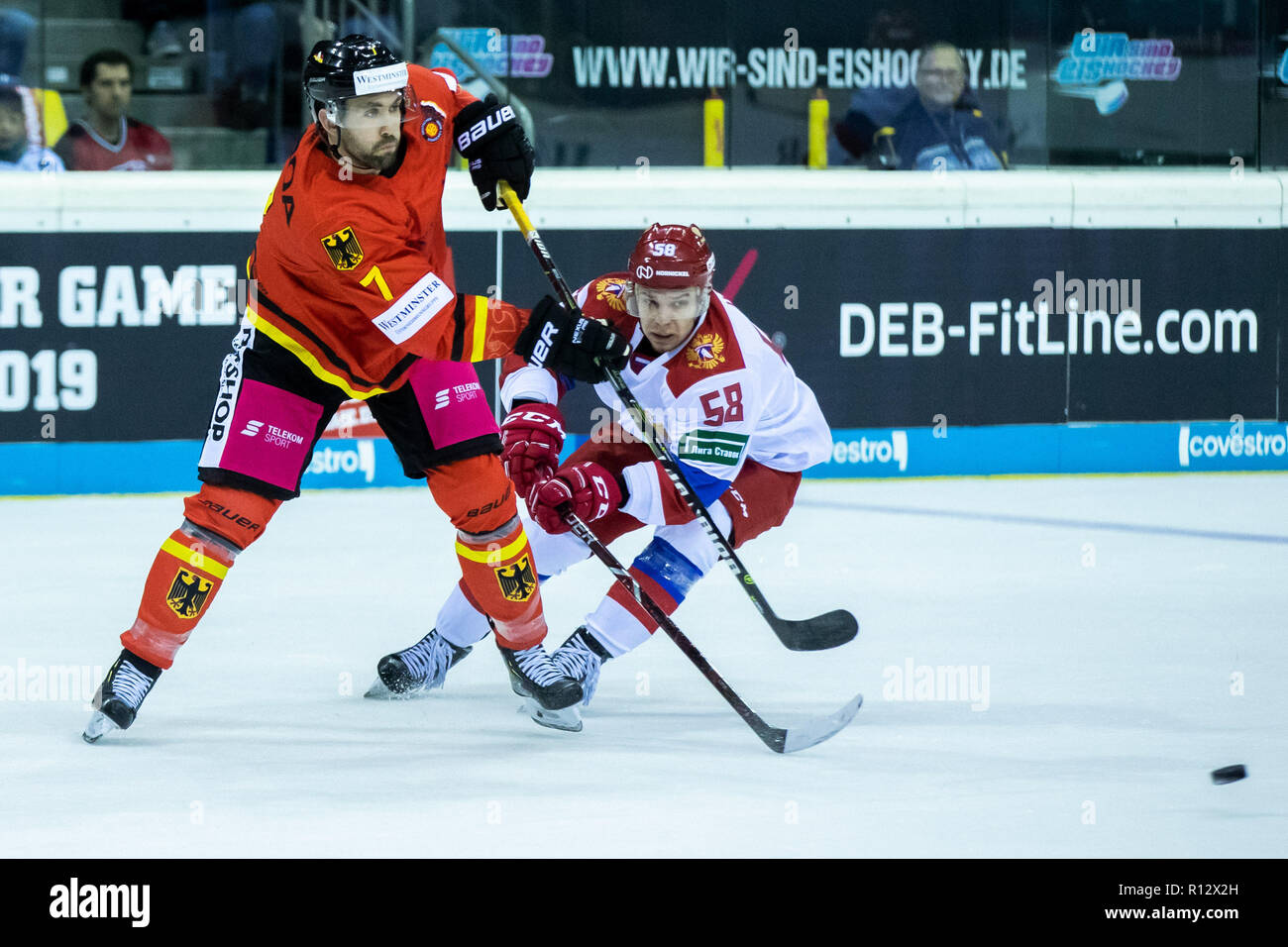 Krefeld, Deutschland. 08 Nov, 2018. Eishockey: Deutschland Cup, Deutschland - Russland, 1.Spieltag. Deutschlands Daryl Boyle (l) und Russlands Daniil Ilyin Kampf um den Puck. Credit: Marcel Kusch/dpa/Alamy leben Nachrichten Stockfoto