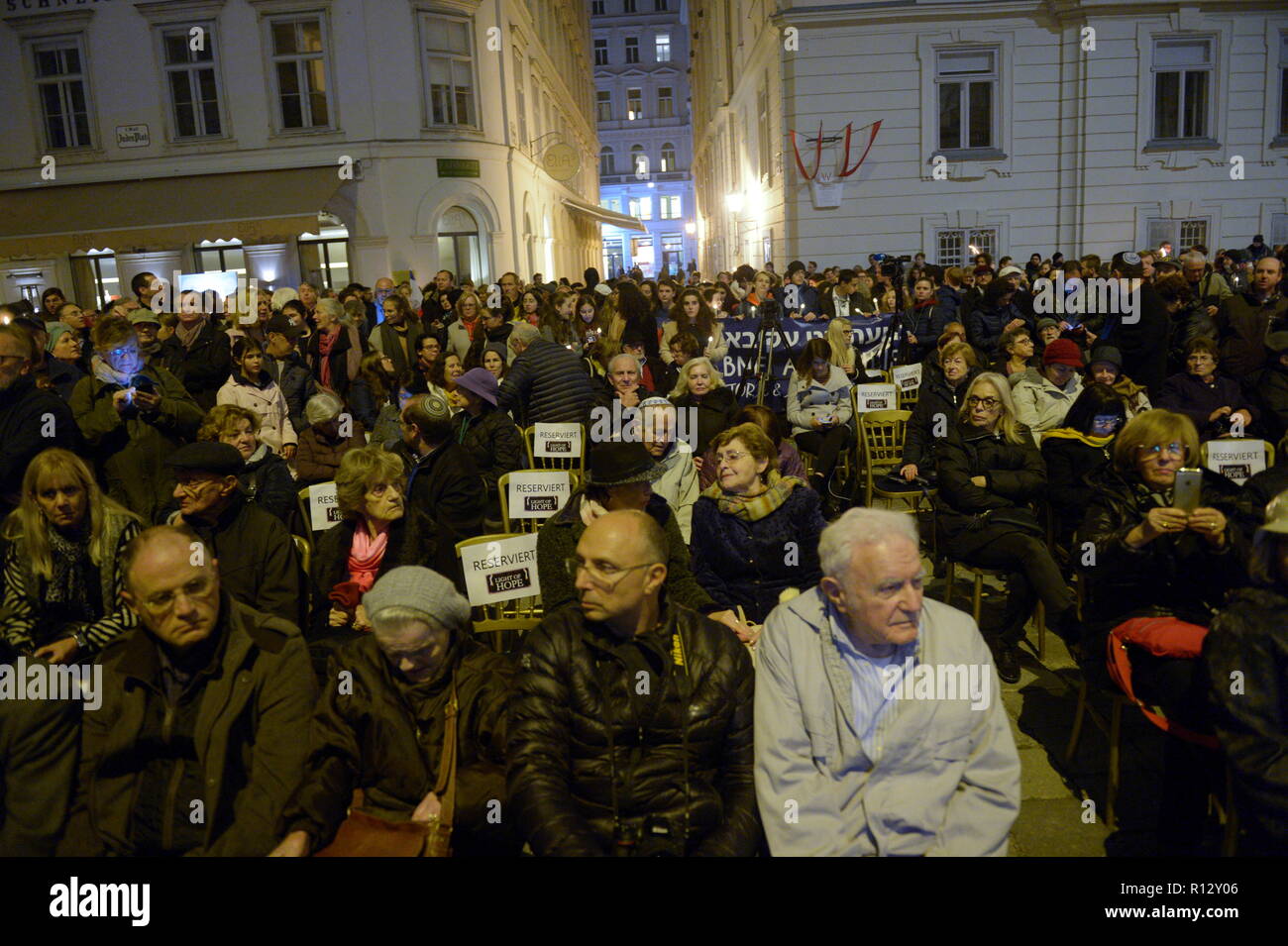 Wien, Österreich. 08. November 2018. Im Gedenkjahr 2018 stehen die Erinnerungen an die Ereignisse der Shoah im Vordergrund der jüdischen Gemeinschaft Wien. Mit dem gedenkmarsch wird die Jugendkommission der jüdischen Gemeinde Wien am 8. November ein Licht der Hoffnung für die Zukunft aufmachen und den November-Pogromen gedenken. Das Bild zeigt die letzte Veranstaltung am Judenplatz. Kredit: Franz Perc / Alamy Live News Stockfoto