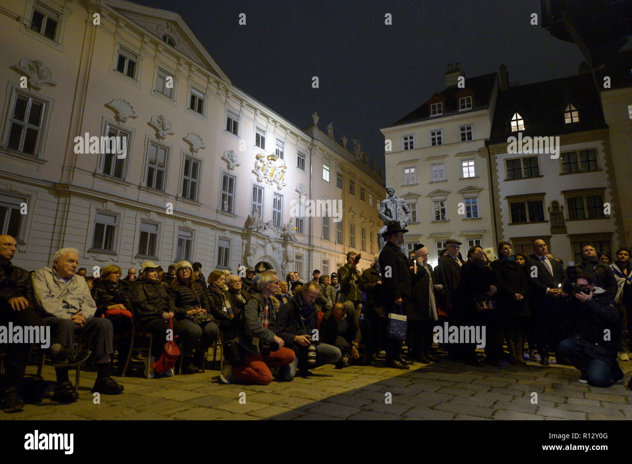 Wien, Österreich. 08. November 2018. Im Gedenkjahr 2018 stehen die Erinnerungen an die Ereignisse der Shoah im Vordergrund der jüdischen Gemeinschaft Wien. Mit dem gedenkmarsch wird die Jugendkommission der jüdischen Gemeinde Wien am 8. November ein Licht der Hoffnung für die Zukunft aufmachen und den November-Pogromen gedenken. Das Bild zeigt die letzte Veranstaltung am Judenplatz. Kredit: Franz Perc / Alamy Live News Stockfoto