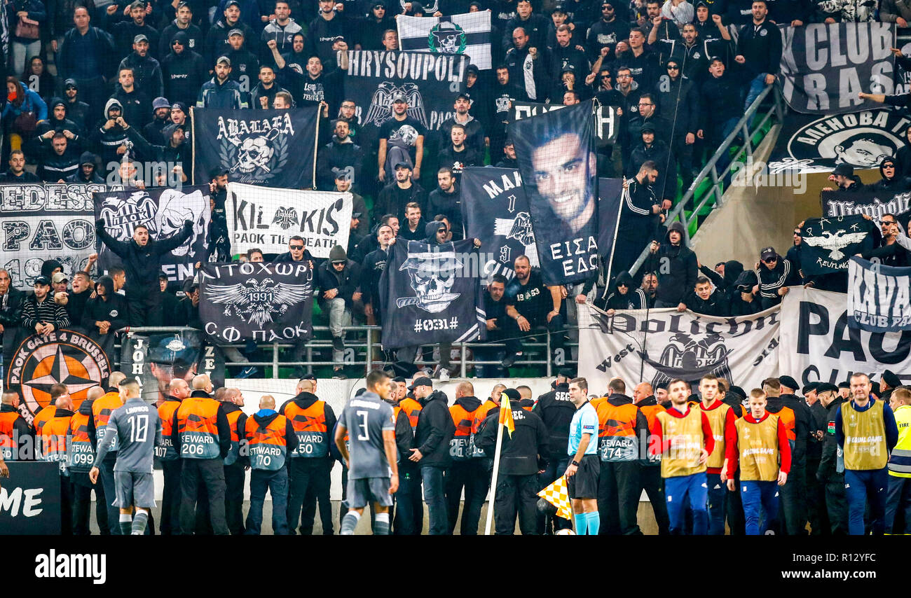 Budapest, Ungarn. 8. November 2018. Ultra Fans von PAOK heben Sie Banner in der UEFA Europa League Spiel zwischen Vidi FC und Paok an Groupama Arena am 8. November 2018 in Budapest, Ungarn. Credit: Laszlo Szirtesi/Alamy leben Nachrichten Stockfoto