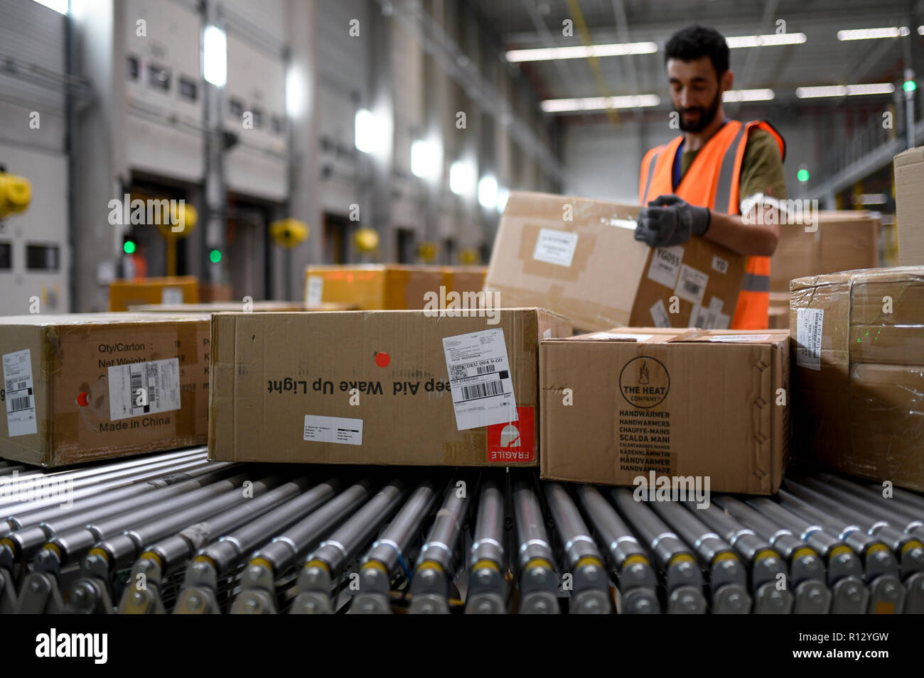 Die Sendung Wurde In Unserem Logistikzentrum Bearbeitet Logistikzentrum dortmund -Fotos und -Bildmaterial in hoher Auflösung