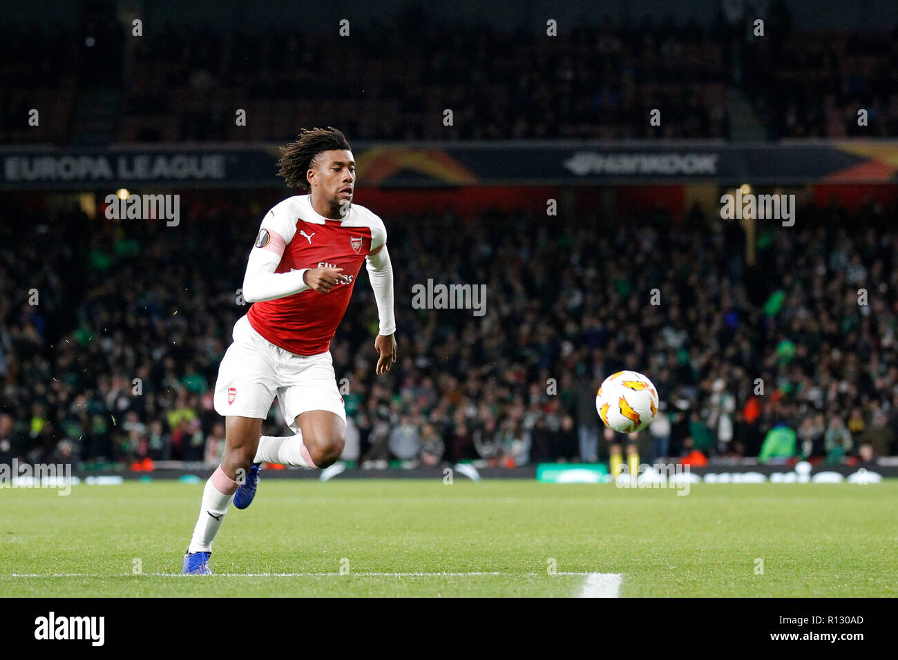 London, Großbritannien. 8. November 2018. Alex Iwobi von Arsenal jagt den Ball während der UEFA Europa League Spiel zwischen Arsenal und sportlichen im Emirates Stadium, London, England, der am 8. November 2018. Foto von Carlton Myrie. Nur die redaktionelle Nutzung, eine Lizenz für die gewerbliche Nutzung erforderlich. Keine Verwendung in Wetten, Spiele oder einer einzelnen Verein/Liga/player Publikationen. Credit: UK Sport Pics Ltd/Alamy leben Nachrichten Stockfoto