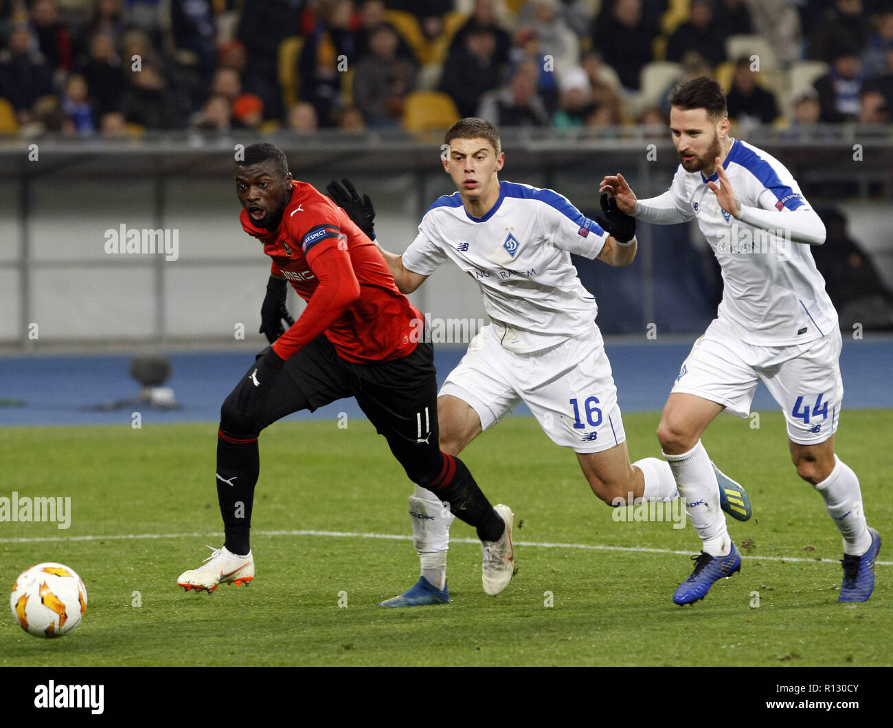 Kiew, Kiew, Ukraine. 8 Nov, 2018. Der Dynamo Kiew Vitaliy Mykolenko (C) und Tamas Kadar (R) in Aktion mit Stade Rennais's M'Baye Niang (L) während der UEFA Europa League, Gruppe K, Fußballspiel FC Dynamo vs Stade Rennais FC am Olympiyski Stadion in Kiew, Ukraine am 8. November 2018. Credit: Pavlo Gontschar/SOPA Images/ZUMA Draht/Alamy leben Nachrichten Stockfoto