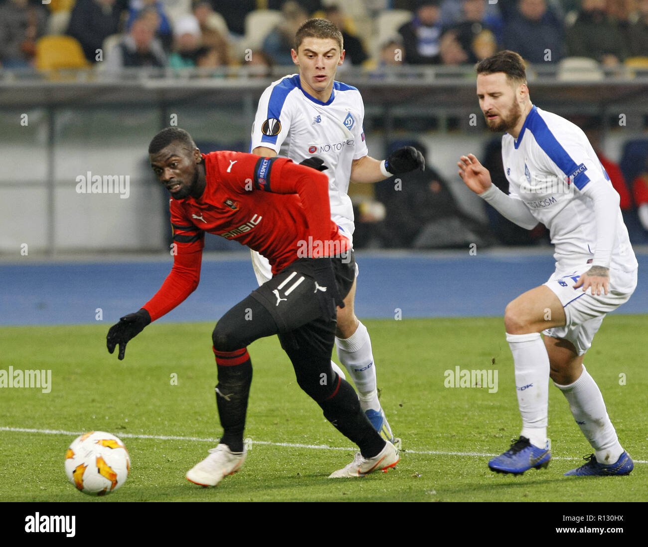 Kiew, Ukraine. 8 Nov, 2018. Vitalij MYKOLENKO (C) und Tamas KADAR von Dynamo und M'BAYE NIANG (L) von Stade Rennais in Aktion während der UEFA Europa League, zweite Bein Fußball Match zwischen Rennes und Dynamo Kiew, an der Olimpiyskiy Stadion in Kiew, Ukraine, am 08. November 2018. Dynamo gewann das Match mit Rennes mit 3:1. Credit: Serg Glovny/ZUMA Draht/Alamy leben Nachrichten Stockfoto