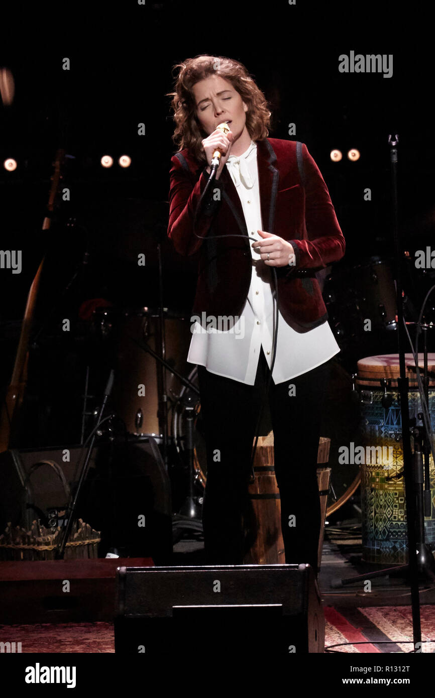 Los Angeles, CA, USA. 07 Nov, 2018. Brandi Carlile führt bei "Joni75: Ein Geburtstag Feier Live Im Dorothy Chandler Pavilion' am 07. November 2018 in Los Angeles CA. Credit: cra Sh/Image Space/Medien Punch/Alamy leben Nachrichten Stockfoto