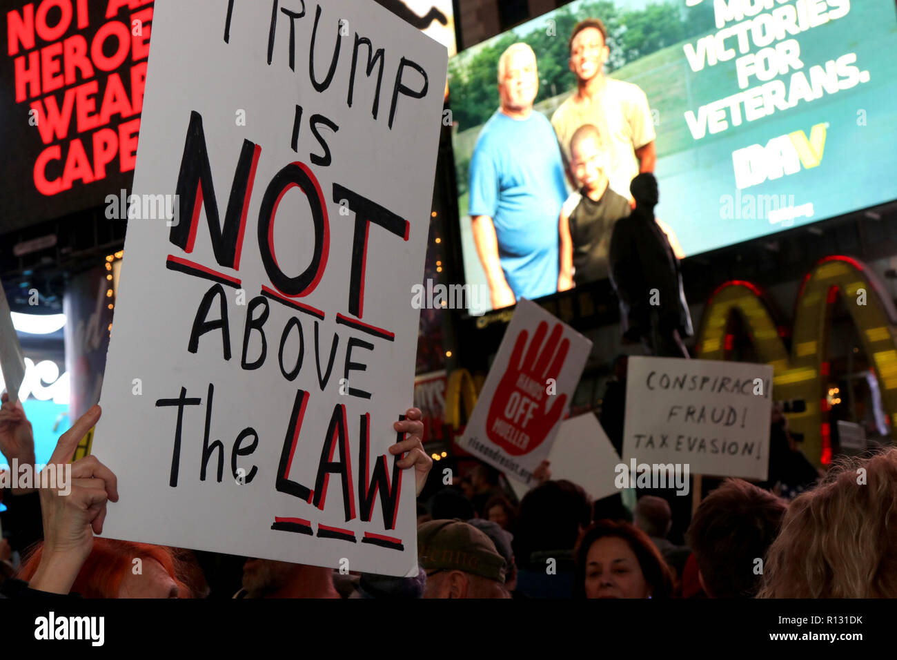 New York City, New York, USA. 8 Nov, 2018. Tausende von Demonstranten in Time Square sammelte am 8. November 2018, in einem nationalen Anti-Trump''˜ not-Protest' und forderte den Schutz der Untersuchung spezieller Staatsanwalt Robert Muller's, im Gefolge der US-Präsident Donald Trump Abfeuern von Attorney General JEFF SESSIONS und die möglichen illegalen Ernennung der loyalistischen MATHEW WHITAKER als Attorney General. Die Rallye wurde durch eine im März zum Union Square. Credit: G. Ronald Lopez/ZUMA Draht/Alamy leben Nachrichten Stockfoto