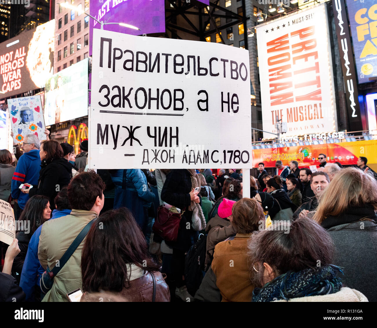 New York, USA. 8. November 2018. Rallye Robert Mueller-Untersuchung am Times Square in New York City, New York, gehalten am 8. November 2018 zu unterstützen. Quelle: Michael Brochstein/Alamy leben Nachrichten Stockfoto