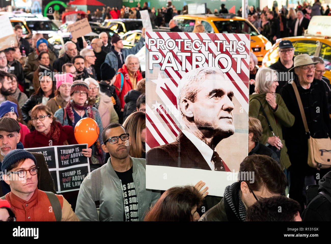 New York, USA. 8. November 2018. Rallye Robert Mueller-Untersuchung am Times Square in New York City, New York, gehalten am 8. November 2018 zu unterstützen. Quelle: Michael Brochstein/Alamy leben Nachrichten Stockfoto
