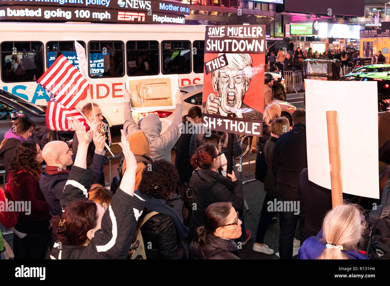 New York, USA. 8. November 2018. Rallye Robert Mueller-Untersuchung am Times Square in New York City, New York, gehalten am 8. November 2018 zu unterstützen. Quelle: Michael Brochstein/Alamy leben Nachrichten Stockfoto