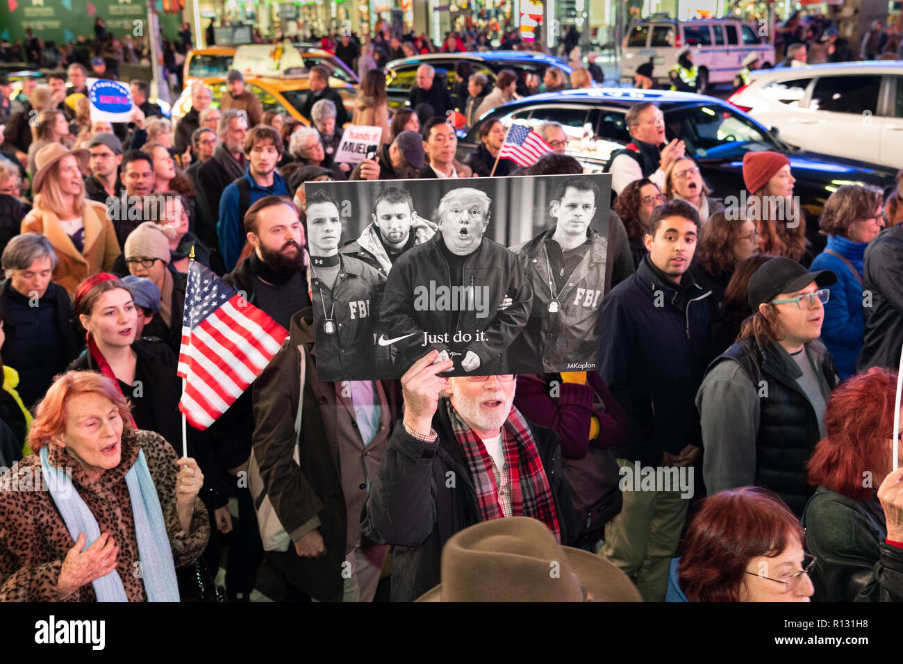 New York, USA. 8. November 2018. Rallye Robert Mueller-Untersuchung am Times Square in New York City, New York, gehalten am 8. November 2018 zu unterstützen. Quelle: Michael Brochstein/Alamy leben Nachrichten Stockfoto