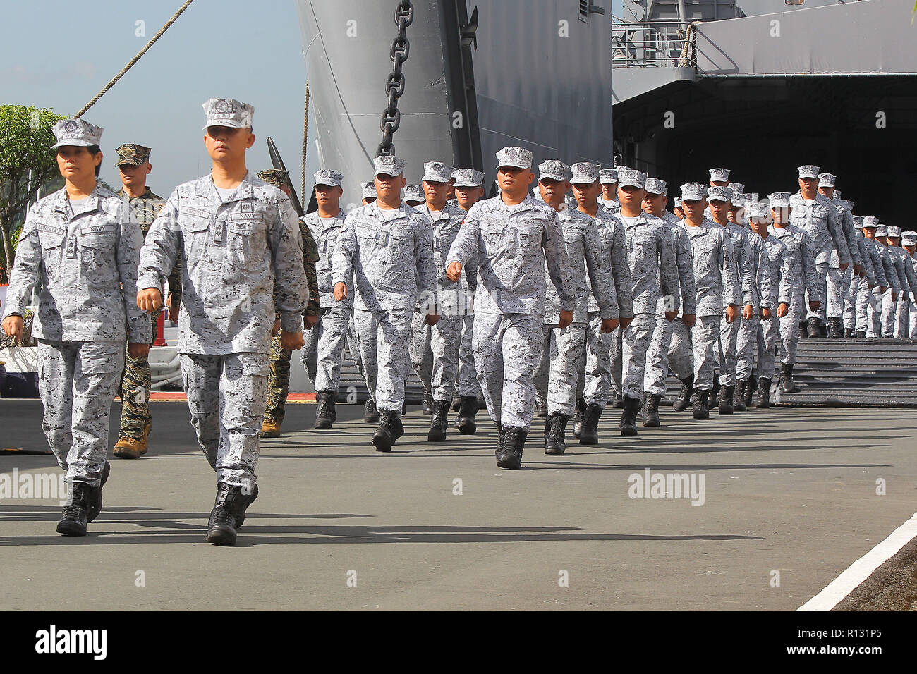 (181109) - Manila, November 9, 2018 (Xinhua) -- Soldaten und Offiziere der Philippinischen Marine Aussteigen vom Schiff BRP Dagupan City in Manila, Philippinen, Nov. 8, 2018. Die philippinische Marine haben will mehr Engagements mit den Chinesischen und Russischen Seestreitkräfte und der gerade abgeschlossenen maritime Bohrer zwischen China und Marinen die südostasiatischen Länder' in den Gewässern um China gut ging, philippinische Marine chief Vice Adm. Robert Empedrad sagte am Donnerstag nach der Begrüßung die Rückkehr der Marine Schiff, das an der gemeinsamen Übung in Zhanjiang in der chinesischen Provinz Guangdong im Oktober stattfand. (Xinhua/Ro Stockfoto