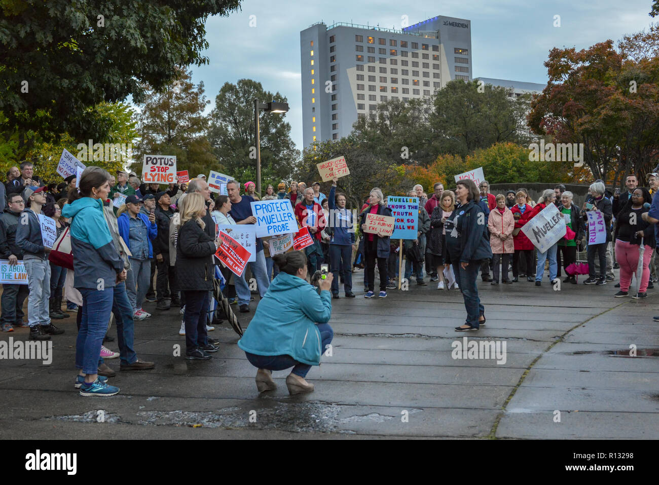 Charlotte, NC, USA. 8. Nov 2018. Menschenmassen versammeln sich in den Regen zu einem Niemand steht über dem Gesetz schnelle Reaktion Rallye in Charlotte. Der Protest wurde von US-Präsident Donald Trump Fragen zum Rücktritt von AG Jeff Sessions nach dem midterm Wahlen, die den Weg für einen Austausch bereit, die Untersuchungsbefugnis von Bob Mueller Trump-Russia Sonde zu begrenzen ebnen könnte ausgelöst. Foto: Schloss Bilder/Alamy leben Nachrichten Stockfoto