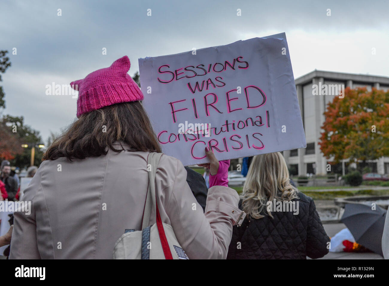 Charlotte, NC, USA. 8. Nov 2018. Menschenmassen versammeln sich in den Regen zu einem Niemand steht über dem Gesetz schnelle Reaktion Rallye in Charlotte. Der Protest wurde von US-Präsident Donald Trump Fragen zum Rücktritt von AG Jeff Sessions nach dem midterm Wahlen, die den Weg für einen Austausch bereit, die Untersuchungsbefugnis von Bob Mueller Trump-Russia Sonde zu begrenzen ebnen könnte ausgelöst. Foto: Schloss Bilder/Alamy leben Nachrichten Stockfoto