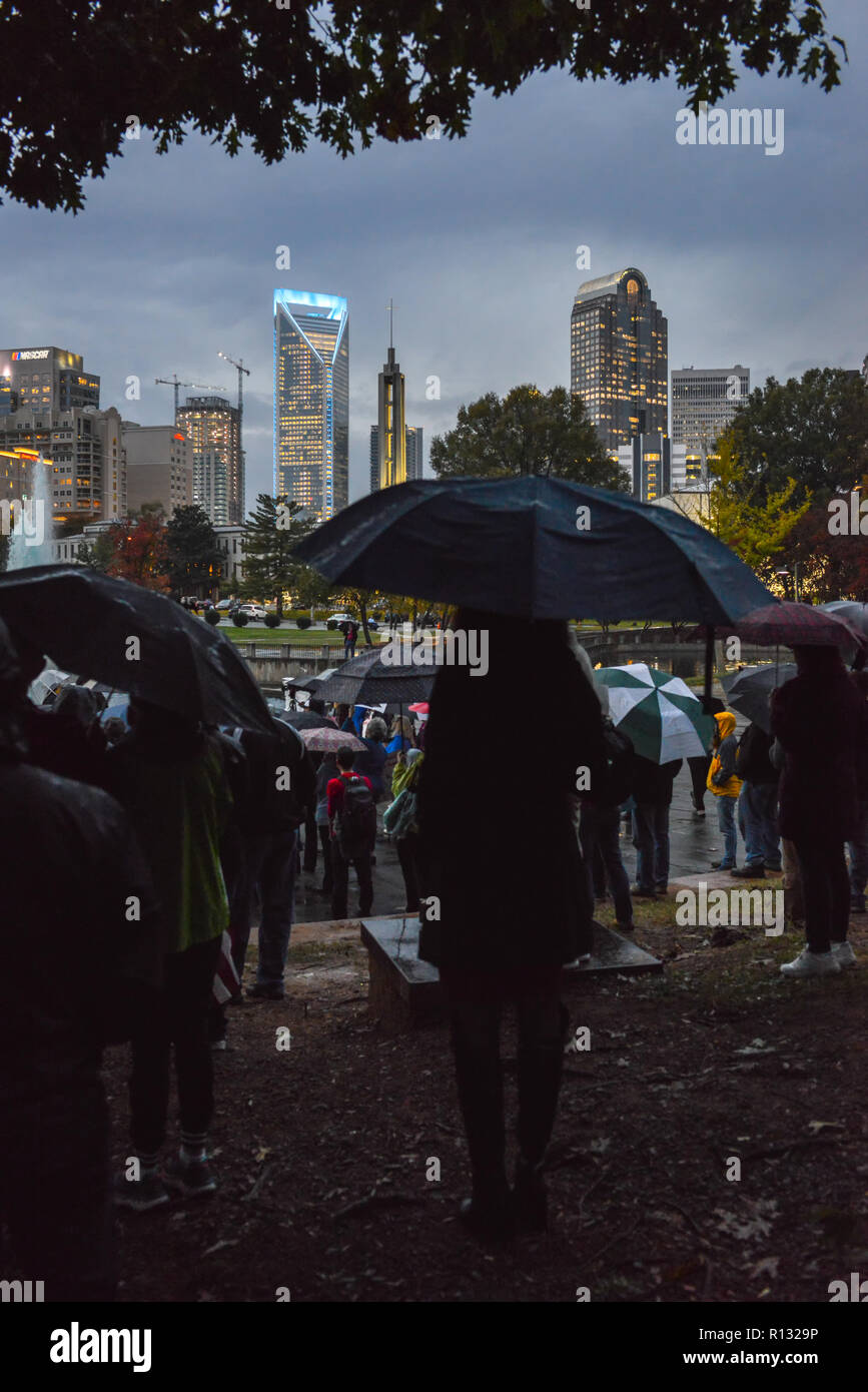 Charlotte, NC, USA. 8. Nov 2018. Menschenmassen versammeln sich in den Regen zu einem Niemand steht über dem Gesetz schnelle Reaktion Rallye in Charlotte. Der Protest wurde von US-Präsident Donald Trump Fragen zum Rücktritt von AG Jeff Sessions nach dem midterm Wahlen, die den Weg für einen Austausch bereit, die Untersuchungsbefugnis von Bob Mueller Trump-Russia Sonde zu begrenzen ebnen könnte ausgelöst. Foto: Schloss Bilder/Alamy leben Nachrichten Stockfoto