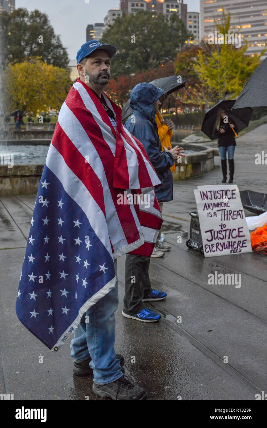 Charlotte, NC, USA. 8. Nov 2018. Menschenmassen versammeln sich in den Regen zu einem Niemand steht über dem Gesetz schnelle Reaktion Rallye in Charlotte. Der Protest wurde von US-Präsident Donald Trump Fragen zum Rücktritt von AG Jeff Sessions nach dem midterm Wahlen, die den Weg für einen Austausch bereit, die Untersuchungsbefugnis von Bob Mueller Trump-Russia Sonde zu begrenzen ebnen könnte ausgelöst. Foto: Schloss Bilder/Alamy leben Nachrichten Stockfoto