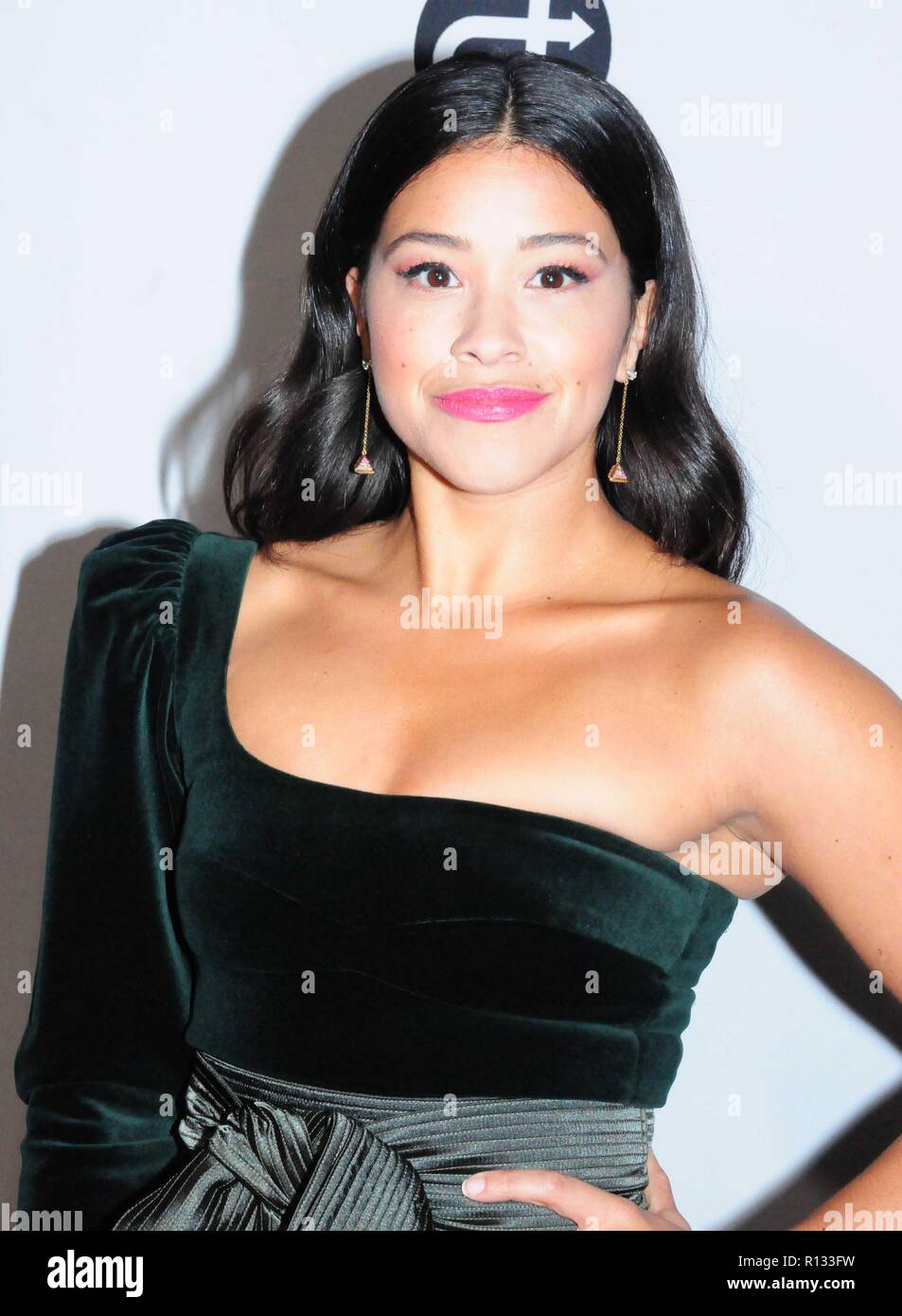 Los Angeles, Kalifornien, USA. 8. November 2018. Schauspielerin Gina Rodriguez besucht die Eva Longoria Stiftung jährliche Abendessen am 8. November 2018 an vier Jahreszeit in Beverly Hills in Beverly Hills, Kalifornien. Foto von Barry King/Alamy leben Nachrichten Stockfoto