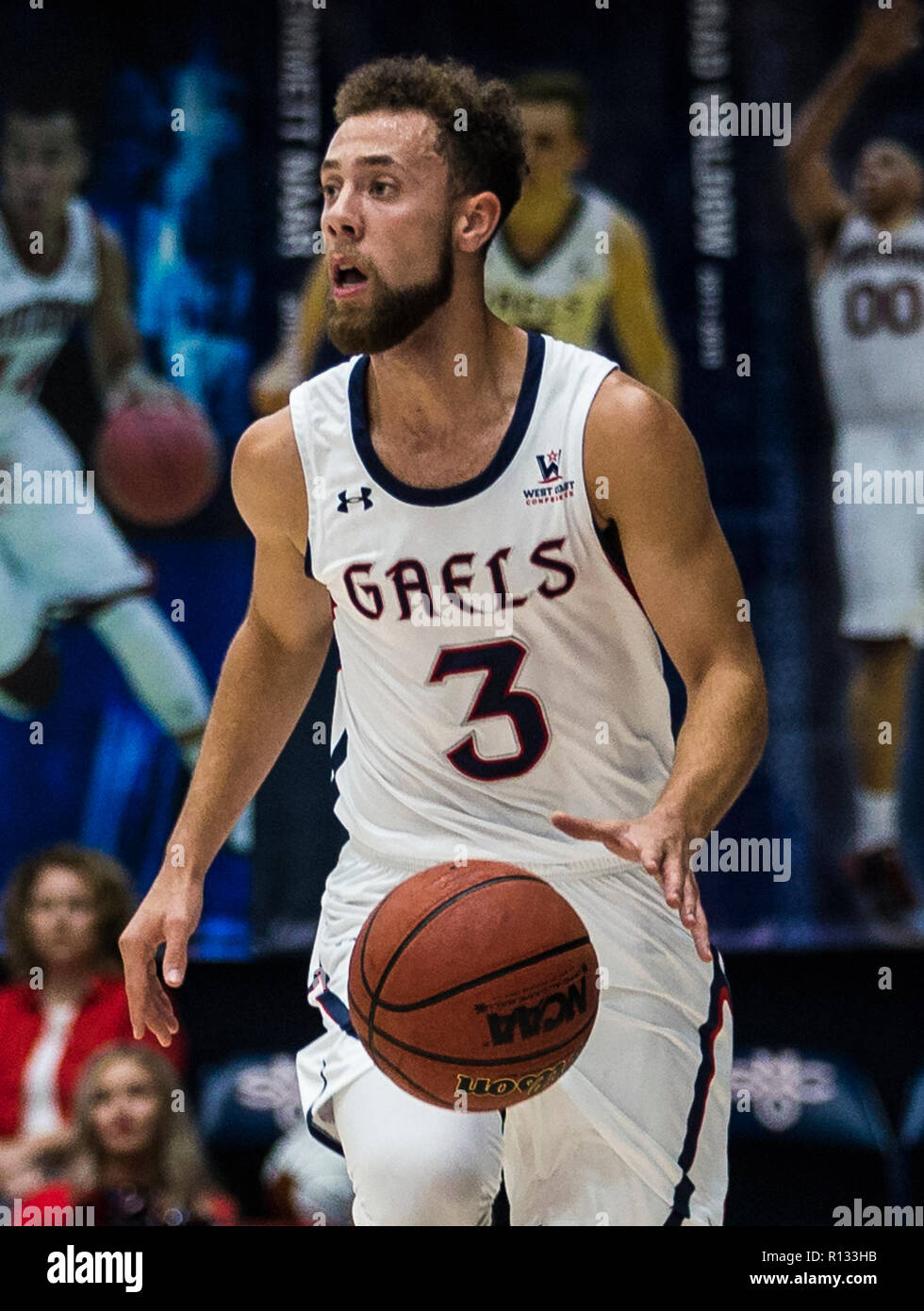 Moraga, CA USA 07 Nov, 2018. A. in der St. Mary's Guard Jordan Ford (3) bringt die Kugel oben Hof bei Basketball Spiel der NCAA Men zwischen McNeese State Cowboys und der Saint Mary's Gaels 87-65 Gewinn an McKeon Pavillon Moraga Calif Thurman James/CSM/Alamy leben Nachrichten Stockfoto