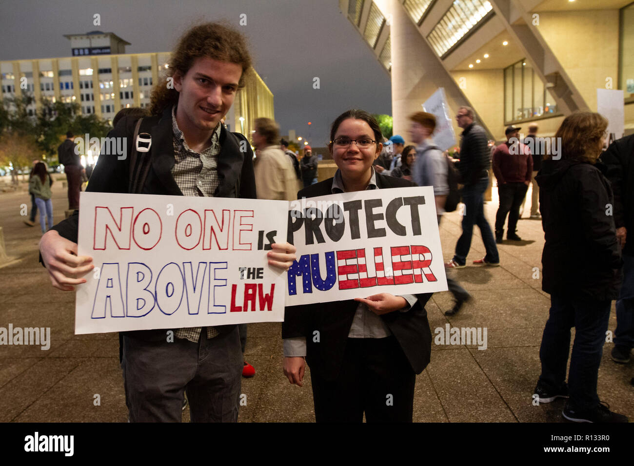 Dallas, Texas, USA. 8 Nov, 2018. Sam Katz (links) und Alyssa Gargurolia nehmen an der roten Linie protestieren. Der Protest, Teil der roten Linie bundesweite Proteste ist eine Reaktion auf das Feuern der Trumpf der Sessions, Ausbau der Stellvertretende Generalstaatsanwalt Rod Rosenstein die Aufsicht über spezielle Counsel Robert Mueller-Untersuchung der Weißen. Trump hat Sitzungen mit M. Whitaker eine GOP loyalistischen ersetzt. Credit: Jaime Carrero/ZUMA Draht/ZUMAPRESS.com/Alamy leben Nachrichten Stockfoto