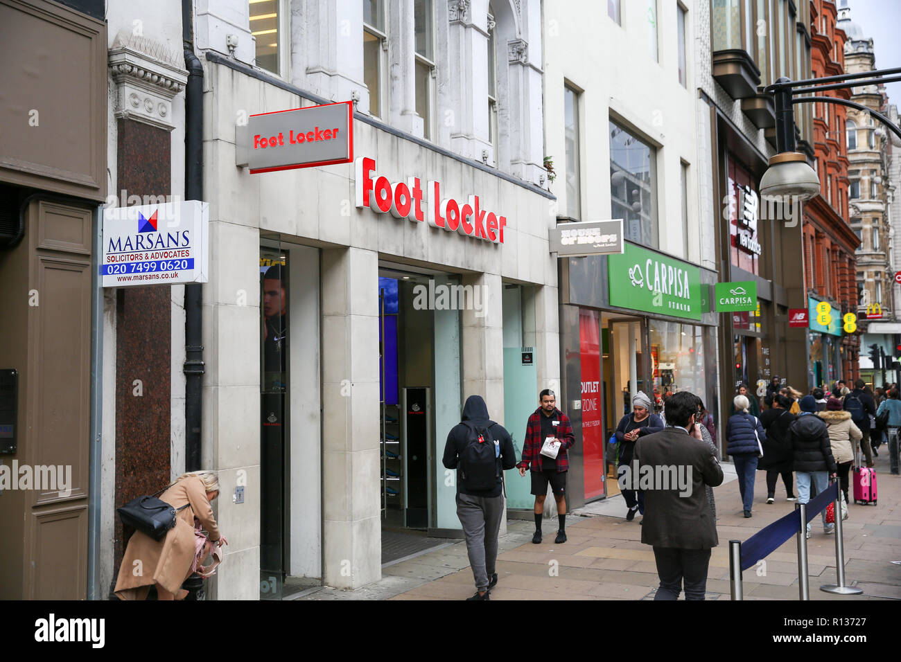 Die Oxford Street, London, UK 9 Nov 2018 - Eine ruhige Oxford Street mit 45 Tage bis Weihnachten. Der Einzelhandel Schwierigkeiten als Verbraucher auf Ausgaben und mehr von ihr Einkaufen online tun. Einem Bericht der Wirtschaftsprüfungsgesellschaft PWC hat, sagt, daß über 1.000 Filialen von Britain's Top 500 hohe Straßen in den ersten sechs Monaten des Jahres verschwunden. Credit: Dinendra Haria/Alamy leben Nachrichten Stockfoto